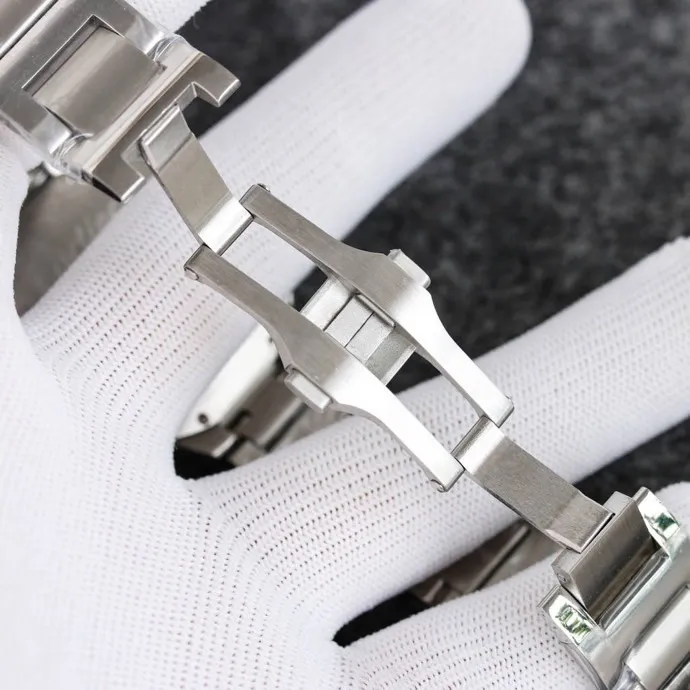 The 42 size upgraded version of the Taiwan factory is equipped with 2824 Ruijie, 1, dark yellow lettering, 2 baked blue hands, 3 original sand buckle, 4 centered handle, 5, obvious crescent. This series of watches is famous for its delicate style and elegant style in the Cartier watchmaking industry. Of course, this watch must have such characteristics. The color of the stainless steel case makes the watch as light as a balloon, and the blue crown seems to have disobediently deviated from the original planned trajectory, like a playful couple. The Roman numeral hour markers look retro and deep on the dial, decorated with guilloche patterns and sword-shaped hands. The entire watch gives people a delicate and considerate feel. Isn’t that what couples need? Waterdrop (fish eye bubble) sapphire glass mirror. Highly waterproof. Curved handle shape.