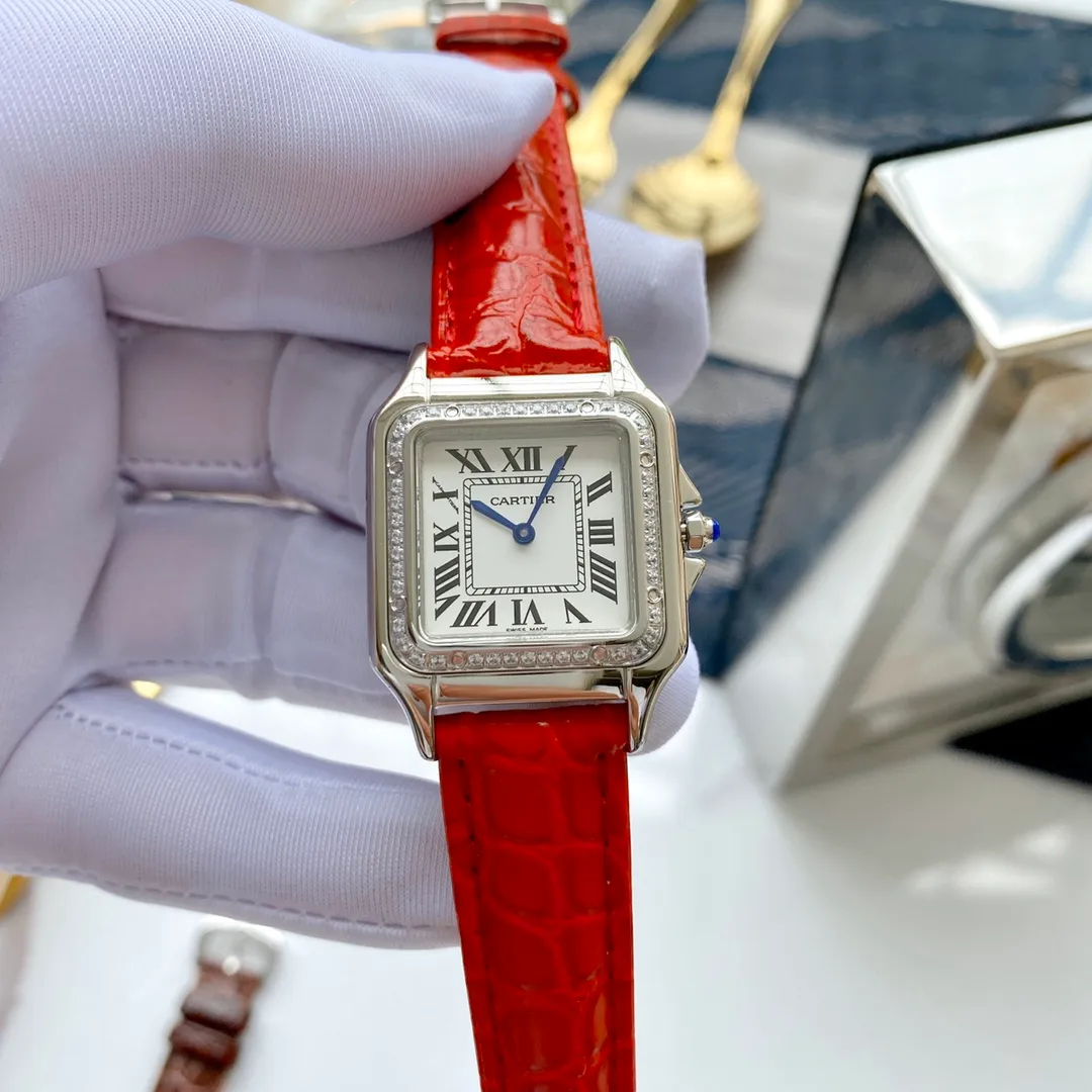 【Foreign trade import】💰1080! Cartier watches have many brilliant achievements in history! Upgraded version of crocodile pattern Italian calfskin strap 📛 One watch, one size! Cartier Panthère de Cartier cheetah watch, gorgeous and unruly, is the aesthetic style conveyed by Panthère de Cartier cheetah. Its lines are smooth, charming, soft and docile on the wrist, as if dancing on the skin. The unique shape highlights a mature, elegant, confident and attractive female image. The case is one-piece, 27mm medium size, equipped with original Swiss quartz movement, 316L stainless steel case, American high-gloss alligator leather strap, crown inlaid with a synthetic blue spinel, silver-plated dial, sword-shaped blue steel hands, 100% waterproof, hand in hand! Welcome to reprint!