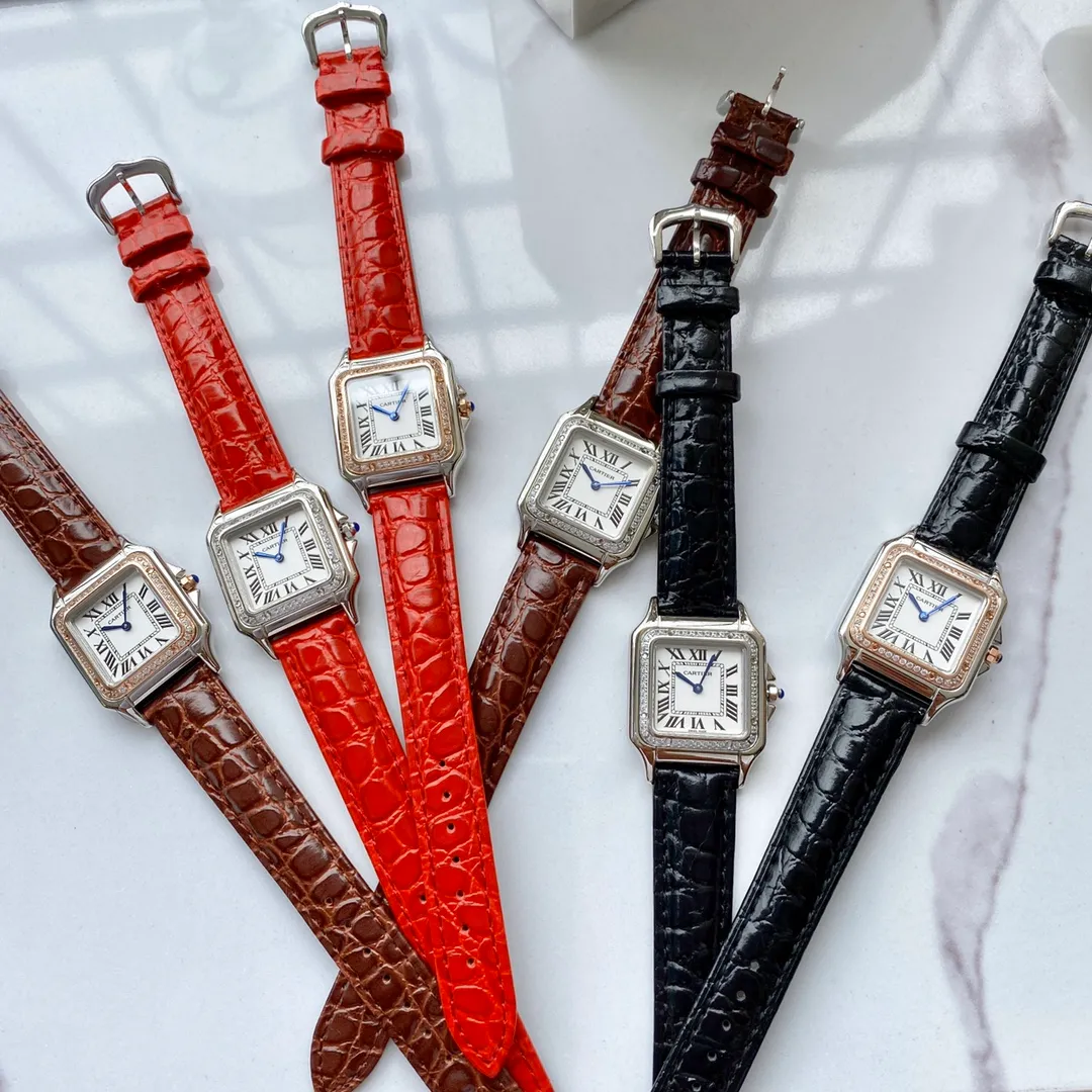 【Foreign trade import】💰1080! Cartier watches have many brilliant achievements in history! Upgraded version of crocodile pattern Italian calfskin strap 📛 One watch, one size! Cartier Panthère de Cartier cheetah watch, gorgeous and unruly, is the aesthetic style conveyed by Panthère de Cartier cheetah. Its lines are smooth, charming, soft and docile on the wrist, as if dancing on the skin. The unique shape highlights a mature, elegant, confident and attractive female image. The case is one-piece, 27mm medium size, equipped with original Swiss quartz movement, 316L stainless steel case, American high-gloss alligator leather strap, crown inlaid with a synthetic blue spinel, silver-plated dial, sword-shaped blue steel hands, 100% waterproof, hand in hand! Welcome to reprint!