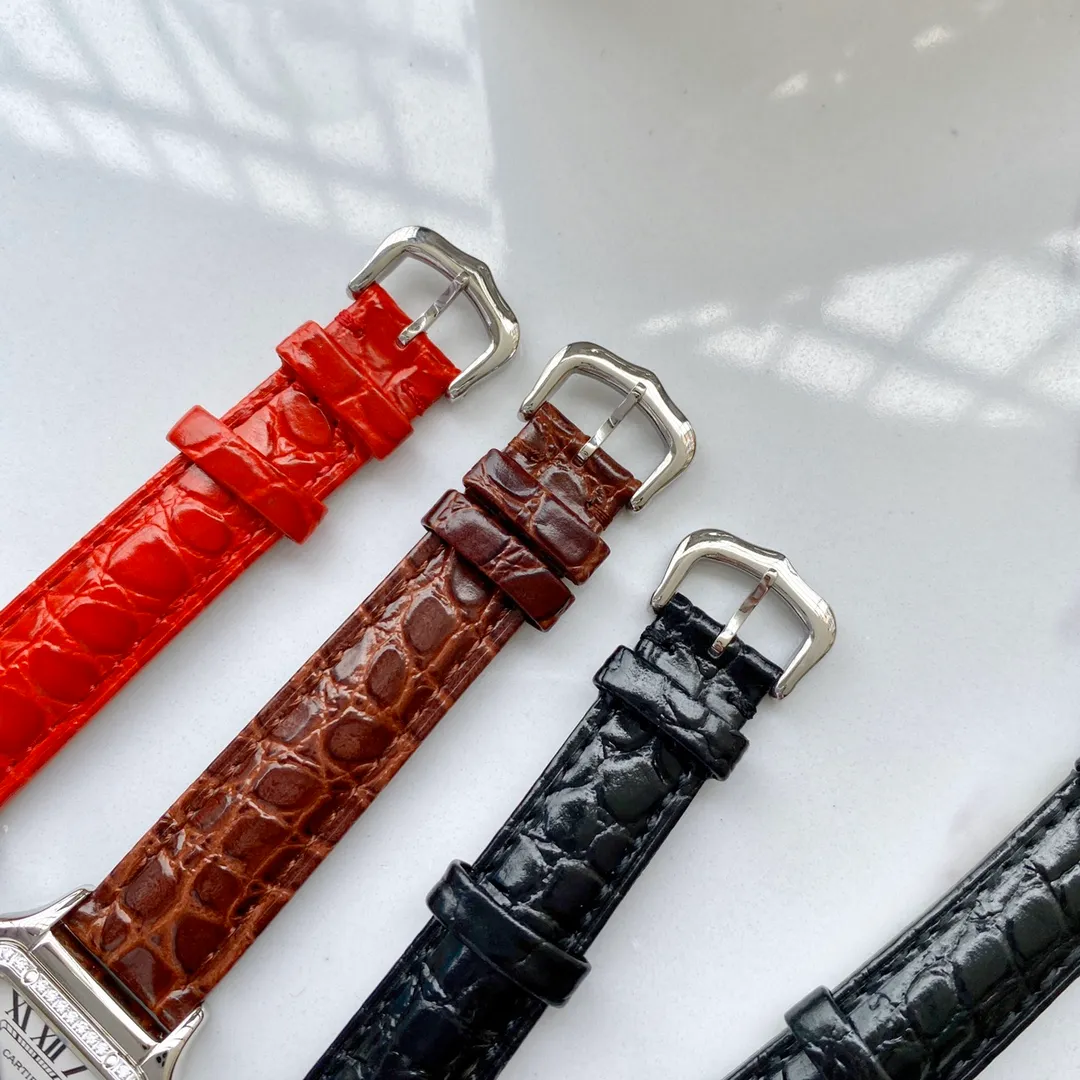 【Foreign trade import】💰1080! Cartier watches have many brilliant achievements in history! Upgraded version of crocodile pattern Italian calfskin strap 📛 One watch, one size! Cartier Panthère de Cartier cheetah watch, gorgeous and unruly, is the aesthetic style conveyed by Panthère de Cartier cheetah. Its lines are smooth, charming, soft and docile on the wrist, as if dancing on the skin. The unique shape highlights a mature, elegant, confident and attractive female image. The case is one-piece, 27mm medium size, equipped with original Swiss quartz movement, 316L stainless steel case, American high-gloss alligator leather strap, crown inlaid with a synthetic blue spinel, silver-plated dial, sword-shaped blue steel hands, 100% waterproof, hand in hand! Welcome to reprint!