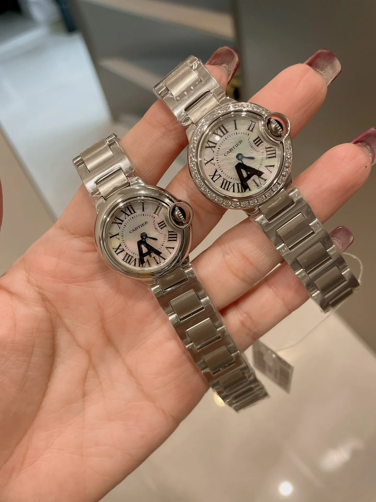 【Foreign trade import】💰960! Blue Balloon 28mm pearl shell plate is coming‼ ️One of the hottest styles in the world! A classic that can carry the years and never go out of style! ! The movement is quartz. Cartier, the world's top jewelry and watch brand, has produced many classics in its long brand history, such as legendary series of watches such as Santos and Tank. The most popular style of Cartier watches in recent years is undoubtedly the Ballon Bleu. With its ultra-thin body and light texture, the ultra-thin watch interprets the usual elegance of the Blue Balloon watch series to the extreme.