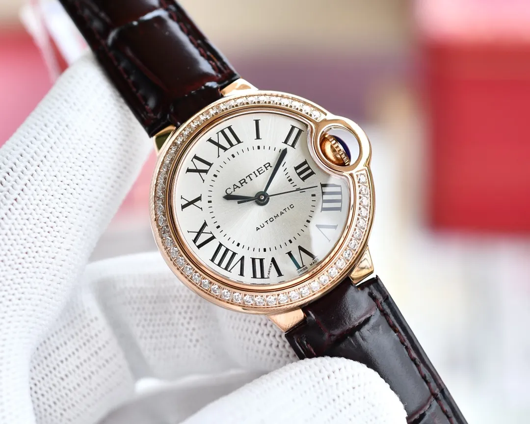 【High-end replica】💰1920! Cartier Blue Balloon Taiwan Factory Blue Balloon, 33 Mechanical Japanese Machinery recently launched the pin buckle series, (look for the bottom cover code 745565xx3489). This series of watches is famous for its delicate style and elegant style in the Cartier watchmaking industry. Of course, this watch must have such characteristics. The color of the stainless steel case makes the watch as light as a balloon, and the blue crown seems to have disobediently deviated from the original planned trajectory, like a playful couple. The Roman numerals on the dial look retro and deep, decorated with guilloche patterns and sword-shaped hands. The entire watch gives people a delicate and considerate feel. Isn’t this what couples need? Built-in: Japan's Citizen fully automatic machine, also with Swiss quartz, water drop (fish eye bubble) sapphire glass mirror, highly waterproof, burnt steel blue pointer color, curvature shape of the crown