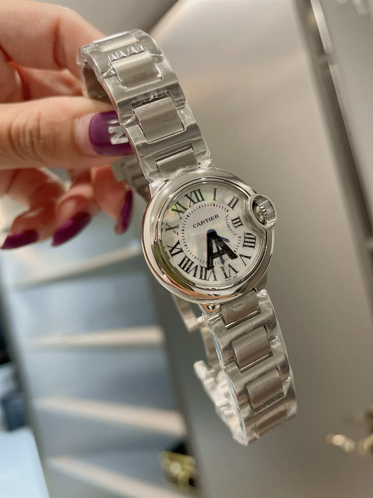 【High-end replica】💰1040! Blue Balloon 28mm pearl shell plate is coming‼ ️One of the hottest styles in the world! A classic that can carry the years and never go out of style! ! The movement is quartz. Cartier, the world's top jewelry and watch brand, has produced many classics in its long brand history, such as legendary series of watches such as Santos and Tank. The most popular style of Cartier watches in recent years is undoubtedly the Ballon Bleu. With its ultra-thin body and light texture, the ultra-thin watch interprets the usual elegance of the Blue Balloon watch series to the extreme.