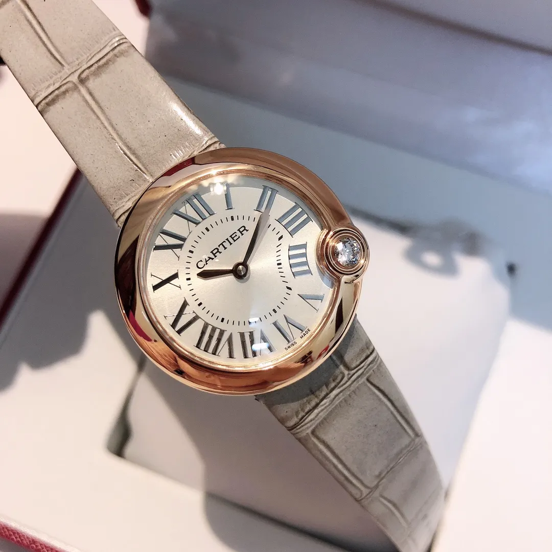 【High-end replica】💰1240! The most whitening balloon Cartier Ballon Blanc de Cartier series! Size 30mm! Counter genuine synchronized version! I fell in love with the white balloon at first sight! "Haze Gray" is super white! The biggest difference between the white balloon and the blue balloon is that there is a rhombus diamond in the fourth position! The low-key leather strap complements the luster of the electroplated 18k rose gold dial! The latest styles from the counter will not be as popular as blue balloons! (1)Swiss Ronda quartz movement➕(2)With fisheye sapphire mirror glass, the crown at 4 o'clock is set with a 0.14 carat diamond! The color perfectly restores the real diamond! Rhombus-shaped diamonds are different from ordinary zircons on the market! (3) Silver Roman font, not blue! The grilled blue needle hands have also been changed to rose gold! (4) We also spend a lot of money on the watch strap to achieve genuine 1:1 quality and match it with Italian cowhide.