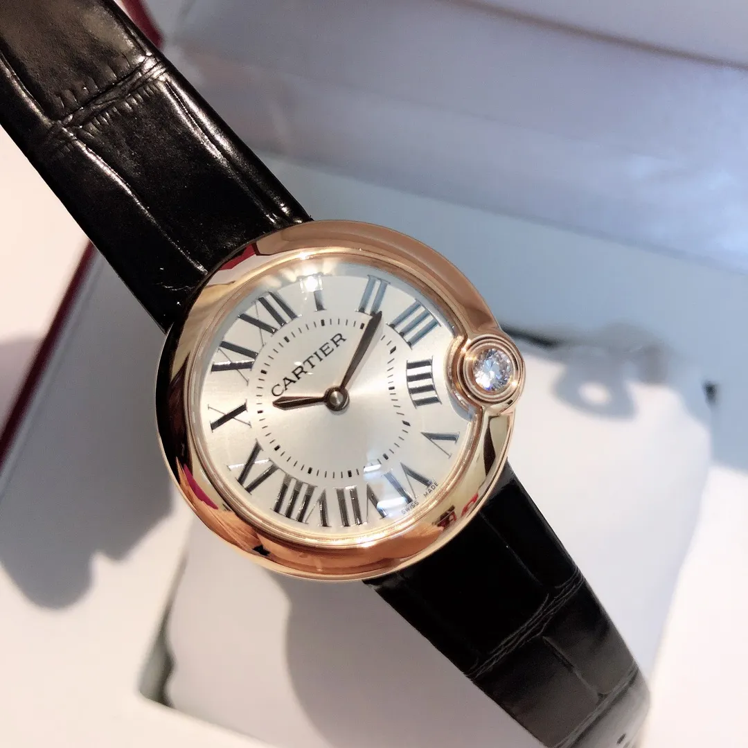 【High-end replica】💰1240! The most whitening balloon Cartier Ballon Blanc de Cartier series! Size 30mm! Counter genuine synchronized version! I fell in love with the white balloon at first sight! "Haze Gray" is super white! The biggest difference between the white balloon and the blue balloon is that there is a rhombus diamond in the fourth position! The low-key leather strap complements the luster of the electroplated 18k rose gold dial! The latest styles from the counter will not be as popular as blue balloons! (1)Swiss Ronda quartz movement➕(2)With fisheye sapphire mirror glass, the crown at 4 o'clock is set with a 0.14 carat diamond! The color perfectly restores the real diamond! Rhombus-shaped diamonds are different from ordinary zircons on the market! (3) Silver Roman font, not blue! The grilled blue needle hands have also been changed to rose gold! (4) We also spend a lot of money on the watch strap to achieve genuine 1:1 quality and match it with Italian cowhide.