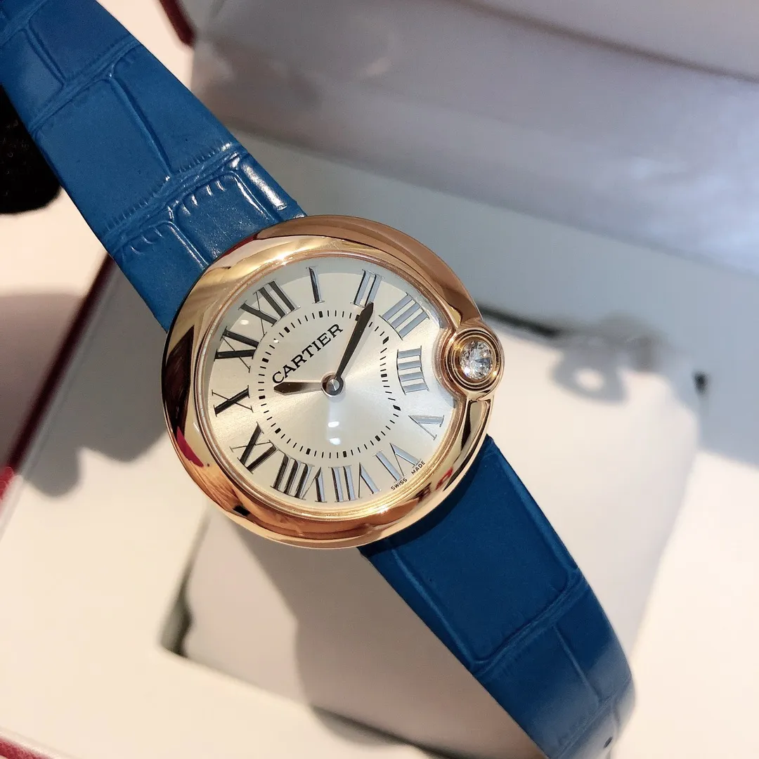 【High-end replica】💰1240! The most whitening balloon Cartier Ballon Blanc de Cartier series! Size 30mm! Counter genuine synchronized version! I fell in love with the white balloon at first sight! "Haze Gray" is super white! The biggest difference between the white balloon and the blue balloon is that there is a rhombus diamond in the fourth position! The low-key leather strap complements the luster of the electroplated 18k rose gold dial! The latest styles from the counter will not be as popular as blue balloons! (1)Swiss Ronda quartz movement➕(2)With fisheye sapphire mirror glass, the crown at 4 o'clock is set with a 0.14 carat diamond! The color perfectly restores the real diamond! Rhombus-shaped diamonds are different from ordinary zircons on the market! (3) Silver Roman font, not blue! The grilled blue needle hands have also been changed to rose gold! (4) We also spend a lot of money on the watch strap to achieve genuine 1:1 quality and match it with Italian cowhide.