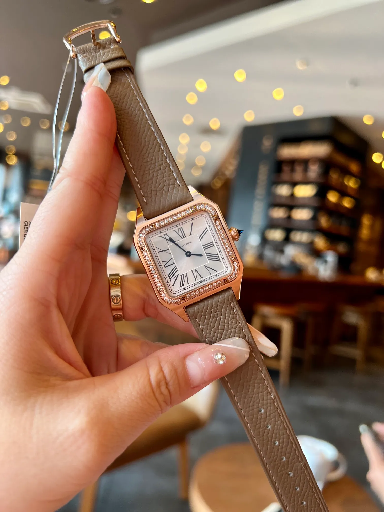 【High-end replica】💰1040! Santos-Dumont Cartier Santos ultra-thin Dumont series watch, intellectual ladies watch, 316L stainless steel case, blue spinel bead head, sunray pattern frosted effect, classic Roman numerals, mother-of-pearl dial, sword-shaped blue steel hands, sapphire crystal mirror, stainless steel strap