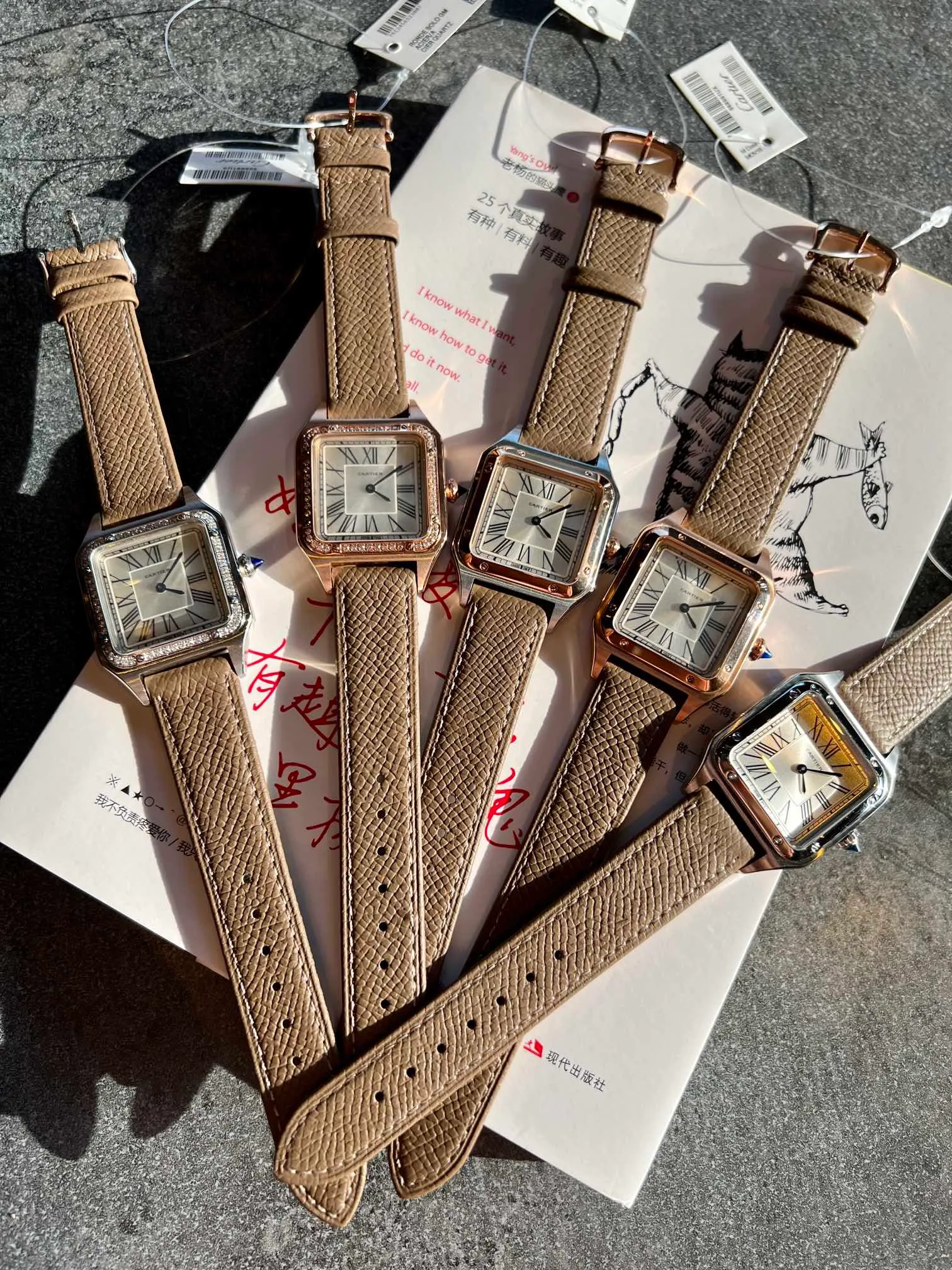【High-end replica】💰1040! Santos-Dumont Cartier Santos ultra-thin Dumont series watch, intellectual ladies watch, 316L stainless steel case, blue spinel bead head, sunray pattern frosted effect, classic Roman numerals, mother-of-pearl dial, sword-shaped blue steel hands, sapphire crystal mirror, stainless steel strap