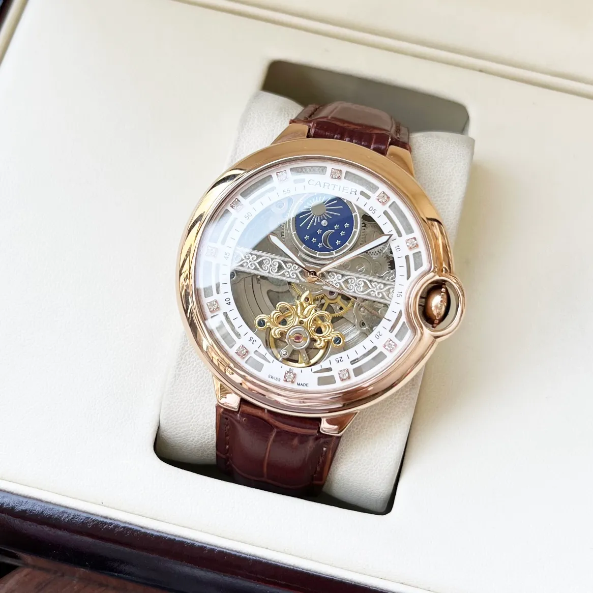 【High-end replica】💰1440! Cartier Men's Watch Fully Automatic Mechanical Movement Mineral Strengthened Glass 316L Stainless Steel Case Leather Strap Fashionable and Casual Business Necessary Size: Diameter 44mm Thickness 12mm