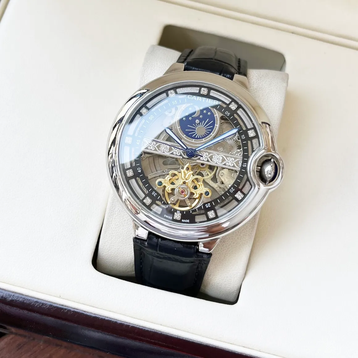 【High-end replica】💰1440! Cartier Men's Watch Fully Automatic Mechanical Movement Mineral Strengthened Glass 316L Stainless Steel Case Leather Strap Fashionable and Casual Business Necessary Size: Diameter 44mm Thickness 12mm
