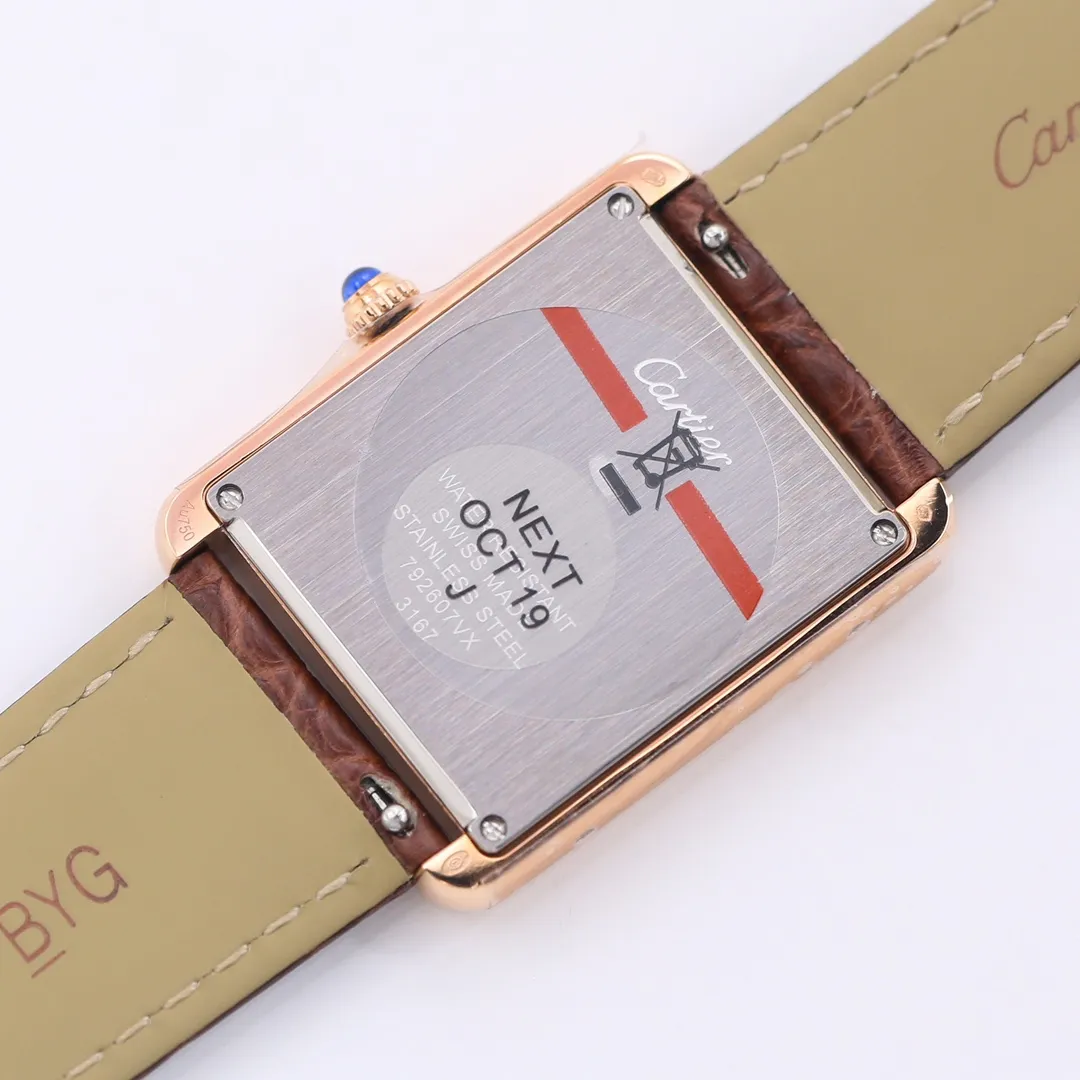 【Top Replica】💰2760! Cartier Tank [Litchi Grain Cowhide] Quick-release raw ear original cowhide, following the previous re-engraving plan. Use original parts and assemble them to create a unique clone that can compete with the original product. TANK-SOLO invites all watch friends to appreciate it. [Case] ​​The square case contains the universe. It is very difficult to alternate between rounded corners and right angles in order to pursue the perfect effect. Every finished product reflects the watchmaker’s patience and perseverance in striving for excellence. [Wonderful details] The bullet-shaped spinel, silver-plated pearlescent dial and blued hands are all supplied by the original parts factory. Combined with other accessories, the degree of simulation is unparalleled. [Strap] The same as the original factory, maintaining the choice of two straps - 1. Mississippi alligator leather 2. Aishi style TOGO leather. The former has extraordinary texture and the latter is comfortable to wear. Small size 31mm✖️24mm. Thickness 5.55! Medium size 35mm✖️27mm. Thickness 5.55! Real shots of shipment. Factory quality! Welcome to reprint!