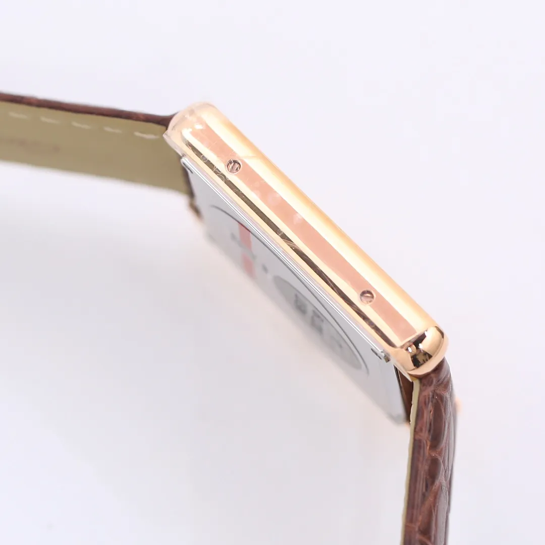 【Top Replica】💰2760! Cartier Tank [Litchi Grain Cowhide] Quick-release raw ear original cowhide, following the previous re-engraving plan. Use original parts and assemble them to create a unique clone that can compete with the original product. TANK-SOLO invites all watch friends to appreciate it. [Case] ​​The square case contains the universe. It is very difficult to alternate between rounded corners and right angles in order to pursue the perfect effect. Every finished product reflects the watchmaker’s patience and perseverance in striving for excellence. [Wonderful details] The bullet-shaped spinel, silver-plated pearlescent dial and blued hands are all supplied by the original parts factory. Combined with other accessories, the degree of simulation is unparalleled. [Strap] The same as the original factory, maintaining the choice of two straps - 1. Mississippi alligator leather 2. Aishi style TOGO leather. The former has extraordinary texture and the latter is comfortable to wear. Small size 31mm✖️24mm. Thickness 5.55! Medium size 35mm✖️27mm. Thickness 5.55! Real shots of shipment. Factory quality! Welcome to reprint!