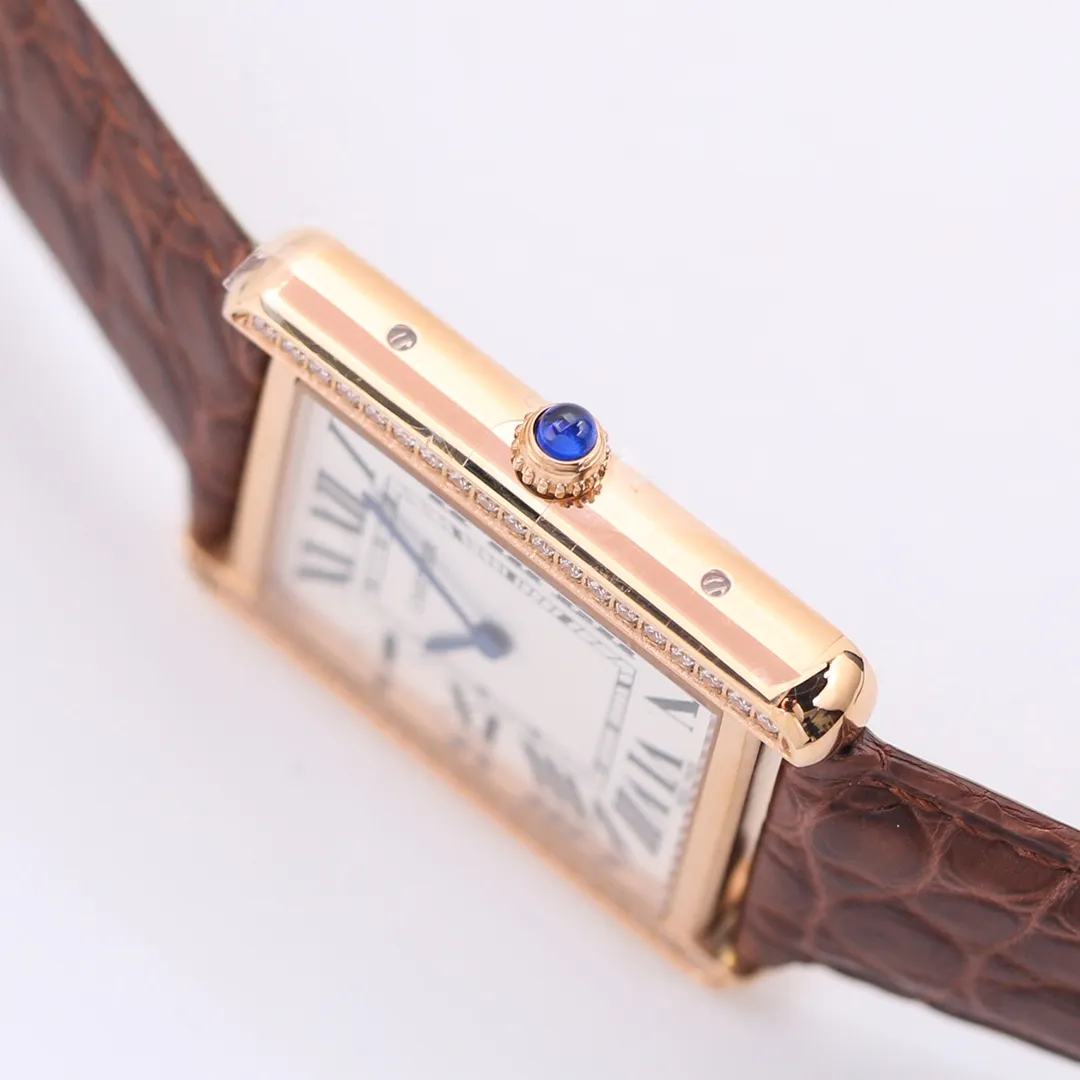【Top Replica】💰2760! Cartier Tank [Litchi Grain Cowhide] Quick-release raw ear original cowhide, following the previous re-engraving plan. Use original parts and assemble them to create a unique clone that can compete with the original product. TANK-SOLO invites all watch friends to appreciate it. [Case] ​​The square case contains the universe. It is very difficult to alternate between rounded corners and right angles in order to pursue the perfect effect. Every finished product reflects the watchmaker’s patience and perseverance in striving for excellence. [Wonderful details] The bullet-shaped spinel, silver-plated pearlescent dial and blued hands are all supplied by the original parts factory. Combined with other accessories, the degree of simulation is unparalleled. [Strap] The same as the original factory, maintaining the choice of two straps - 1. Mississippi alligator leather 2. Aishi style TOGO leather. The former has extraordinary texture and the latter is comfortable to wear. Small size 31mm✖️24mm. Thickness 5.55! Medium size 35mm✖️27mm. Thickness 5.55! Real shots of shipment. Factory quality! Welcome to reprint!
