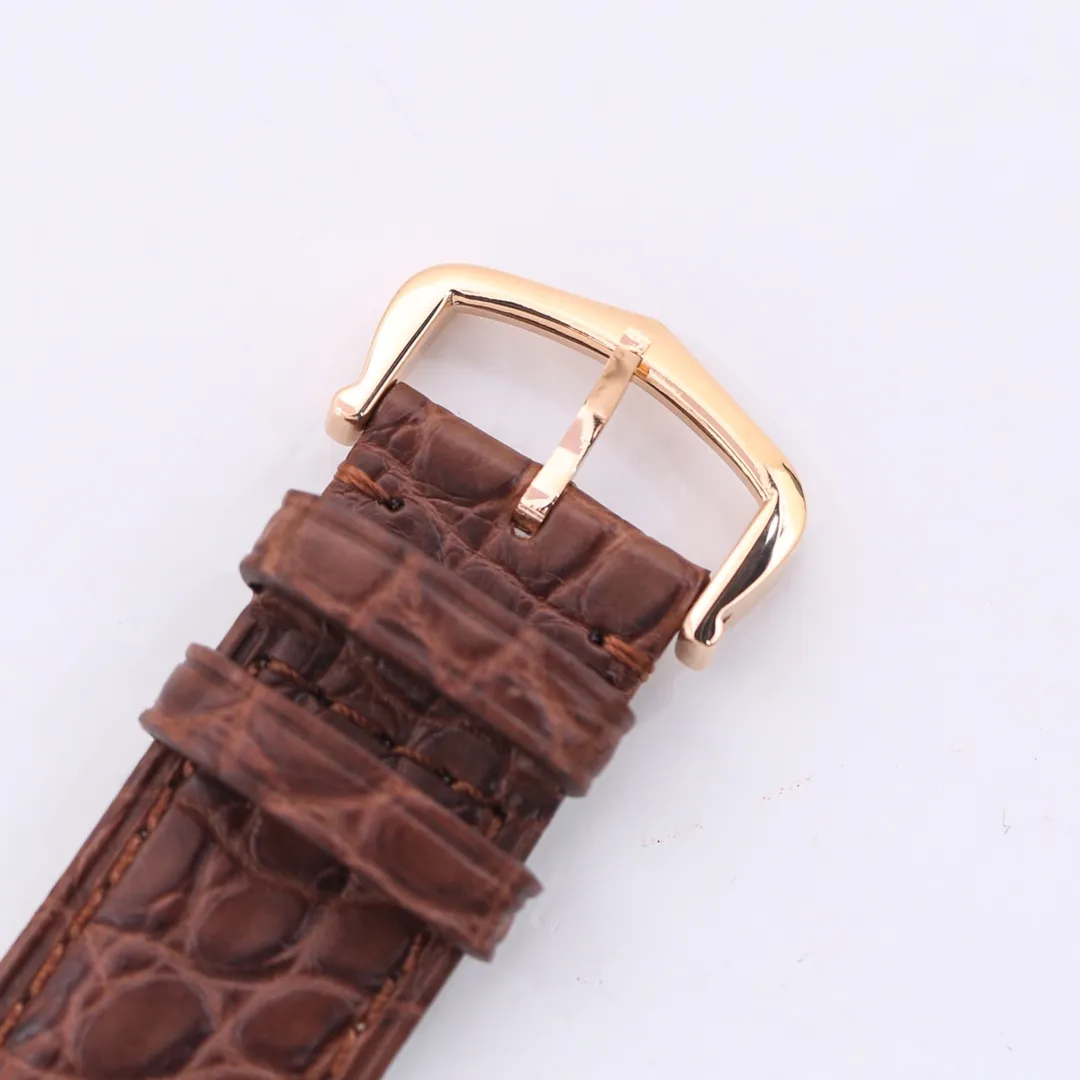 【Top Replica】💰2760! Cartier Tank [Litchi Grain Cowhide] Quick-release raw ear original cowhide, following the previous re-engraving plan. Use original parts and assemble them to create a unique clone that can compete with the original product. TANK-SOLO invites all watch friends to appreciate it. [Case] ​​The square case contains the universe. It is very difficult to alternate between rounded corners and right angles in order to pursue the perfect effect. Every finished product reflects the watchmaker’s patience and perseverance in striving for excellence. [Wonderful details] The bullet-shaped spinel, silver-plated pearlescent dial and blued hands are all supplied by the original parts factory. Combined with other accessories, the degree of simulation is unparalleled. [Strap] The same as the original factory, maintaining the choice of two straps - 1. Mississippi alligator leather 2. Aishi style TOGO leather. The former has extraordinary texture and the latter is comfortable to wear. Small size 31mm✖️24mm. Thickness 5.55! Medium size 35mm✖️27mm. Thickness 5.55! Real shots of shipment. Factory quality! Welcome to reprint!