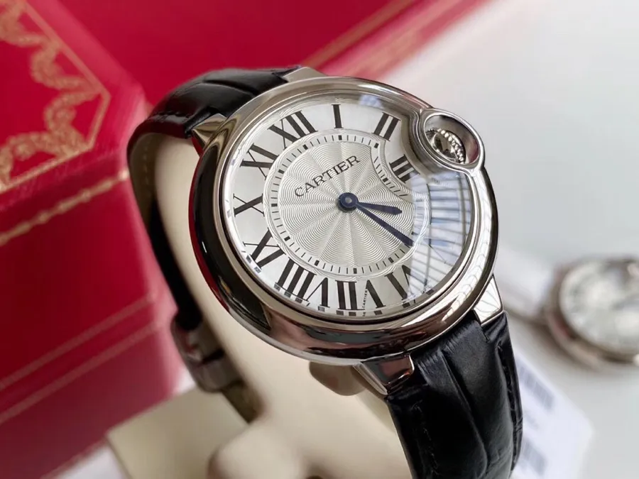 【Access Counter】💰2800! Ballon Bleu de Cartier Cartier blue balloon watch 33 mm watch, quartz movement. Stainless steel case, fluted crown, set with a cabochon synthetic spinel, silver-plated engraved sunray pattern lacquer dial, set with 11 brilliant-cut round diamonds, total weight 0.05 carats, sword-shaped blue steel hands, sapphire crystal mirror, 316L stainless steel bracelet. Waterproof depth 3 bar (approximately 30 meters) with full counter packaging!