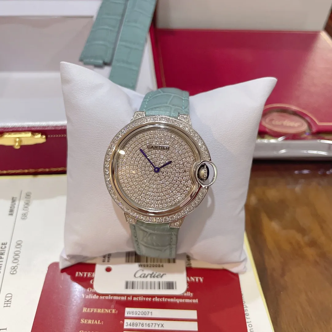 【Purchasing quality】💰1720! Actual shot of Cartier women's watch in spring and summer ice 🧊 new blue color, perfect healing color/very spring and summer color ✨ Bamboo pattern calfskin, not too small and fresh, the key is to be super high-end ❗️ with hand-inlaid diamond face, sun, moon and stars 🌃 The dial is super luxurious, the real thing is super beautiful 💋Swiss quartz, size 36mm, highly recommended to buy! Look for exclusive high quality.
