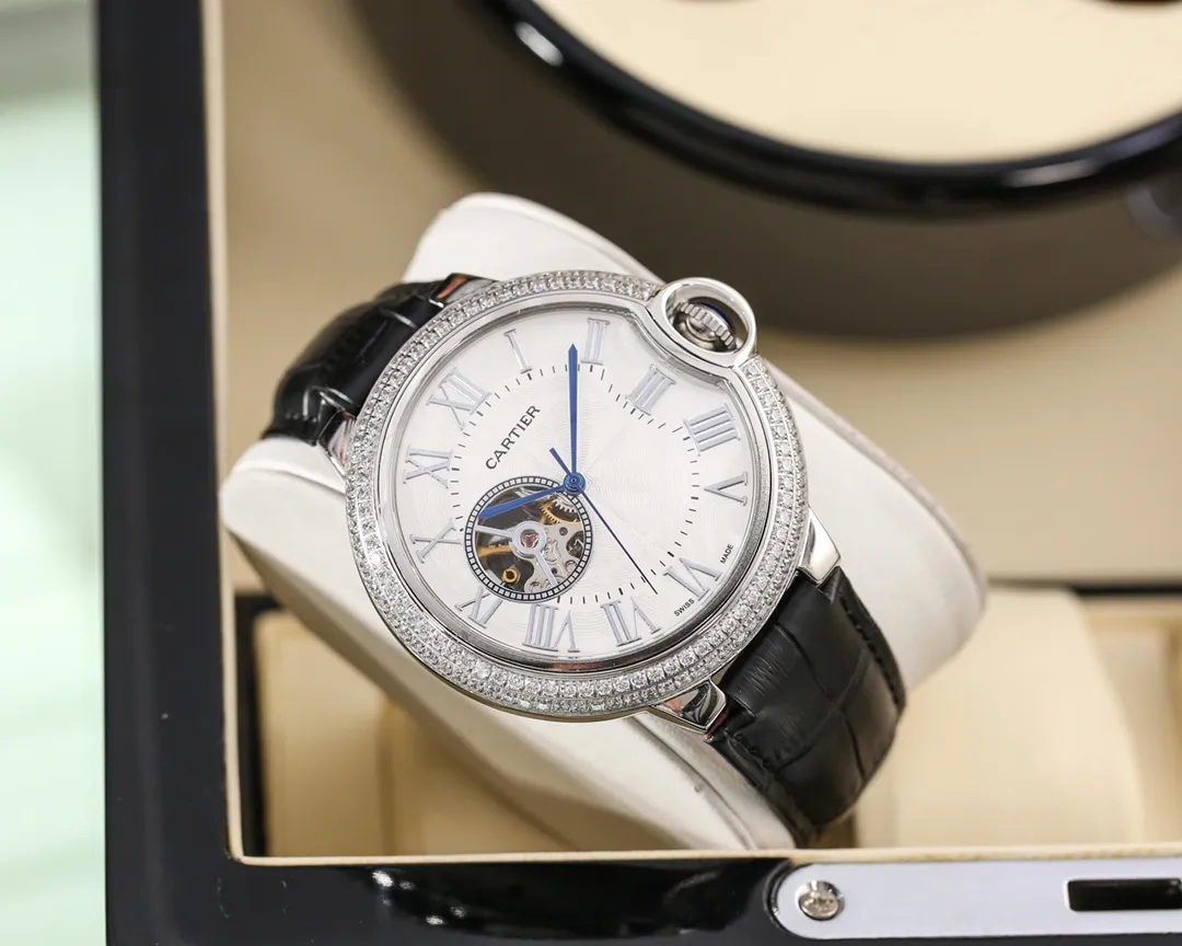 【Foreign trade import】💰1340! Cartier (top quality, outstanding debut) 🎉🎉 [Type]: Fine men's watch (top quality) [Exquisite 9-digit hollow] [Strap]: Genuine leather strap (comfortable) [Movement]: Top mechanical movement (stable) [Material]: Mineral super strong mirror (wear-resistant) Rome is more unique, exquisite quality, generous style, excellent temperament, wisdom and exclusivity [Size]: 43mm in diameter and 13mm in thickness. Hot sale! Welcome to reprint!