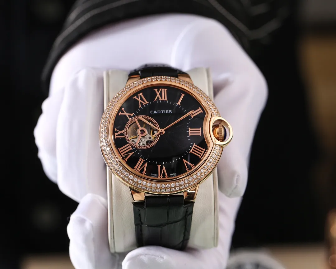 【Foreign trade import】💰1340! Cartier (top quality, outstanding debut) 🎉🎉 [Type]: Fine men's watch (top quality) [Exquisite 9-digit hollow] [Strap]: Genuine leather strap (comfortable) [Movement]: Top mechanical movement (stable) [Material]: Mineral super strong mirror (wear-resistant) Rome is more unique, exquisite quality, generous style, excellent temperament, wisdom and exclusivity [Size]: 43mm in diameter and 13mm in thickness. Hot sale! Welcome to reprint!