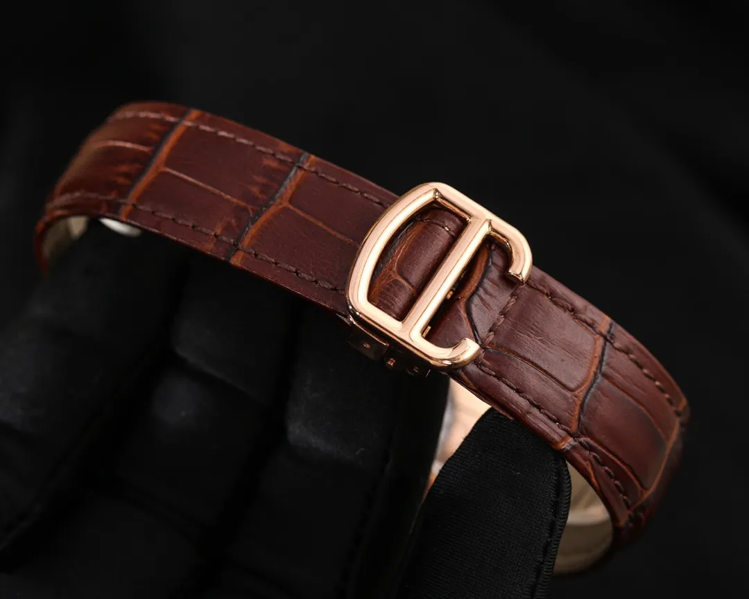 【Foreign trade import】💰1340! Cartier (top quality, outstanding debut) 🎉🎉 [Type]: Fine men's watch (top quality) [Exquisite 9-digit hollow] [Strap]: Genuine leather strap (comfortable) [Movement]: Top mechanical movement (stable) [Material]: Mineral super strong mirror (wear-resistant) Rome is more unique, exquisite quality, generous style, excellent temperament, wisdom and exclusivity [Size]: 43mm in diameter and 13mm in thickness. Hot sale! Welcome to reprint!