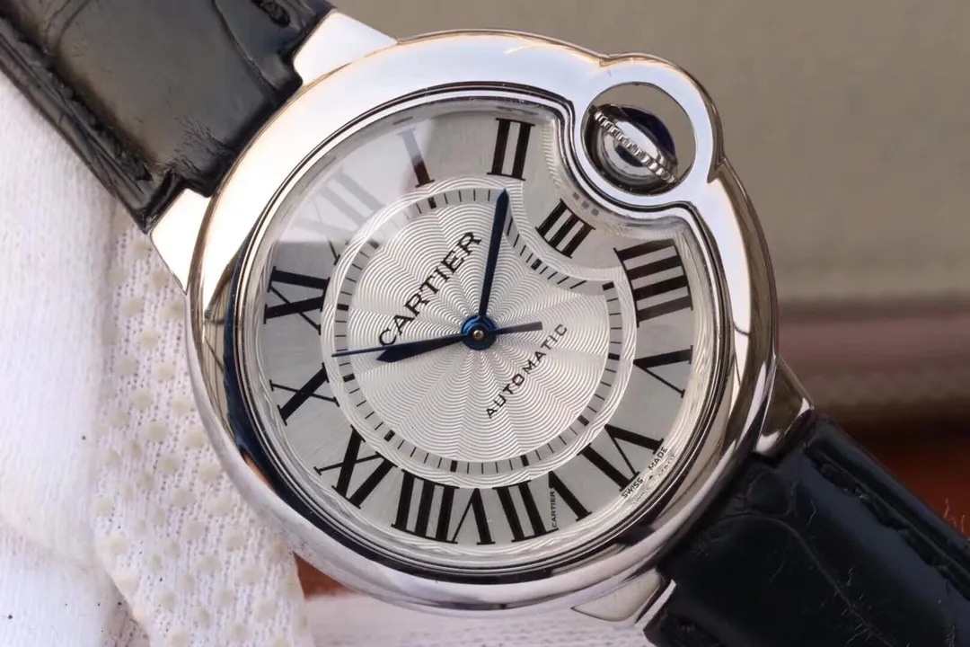【Customized all-in-one machine】💰1920! 【Top replica】💰2800! Cartier Blue Balloon W6920100 women's watch, original Swiss ETA2671 movement (authentic basic movement) Blue Balloon 33mm women's model, size 33MM, exclusive source on the market, using the original factory (authentic Cartier original Swiss ETA2671 fully automatic movement assembly) double-shaped sapphire crystal glass, high-definition sun pattern silver-plated panel, burnt steel blue needle quenched at 1600 degrees Celsius , the drum-shaped head gem is full of blue light, and no matter how beautiful a watch is, it will be in vain if the movement is not good. Cartier is a well-known hot commodity in the purchasing circle, especially the Cartier Blue Balloon. As one of the most popular watches in the watch circle, it has always maintained its standing position. But its long history still cannot hide its edge. It is durable and never goes out of style. This exclusive source of goods is truly perfect in every detail regardless of its "appearance" or "inside"! The original design of the mechanical watch is rich in connotation, and it is the favorite of beautiful girls.