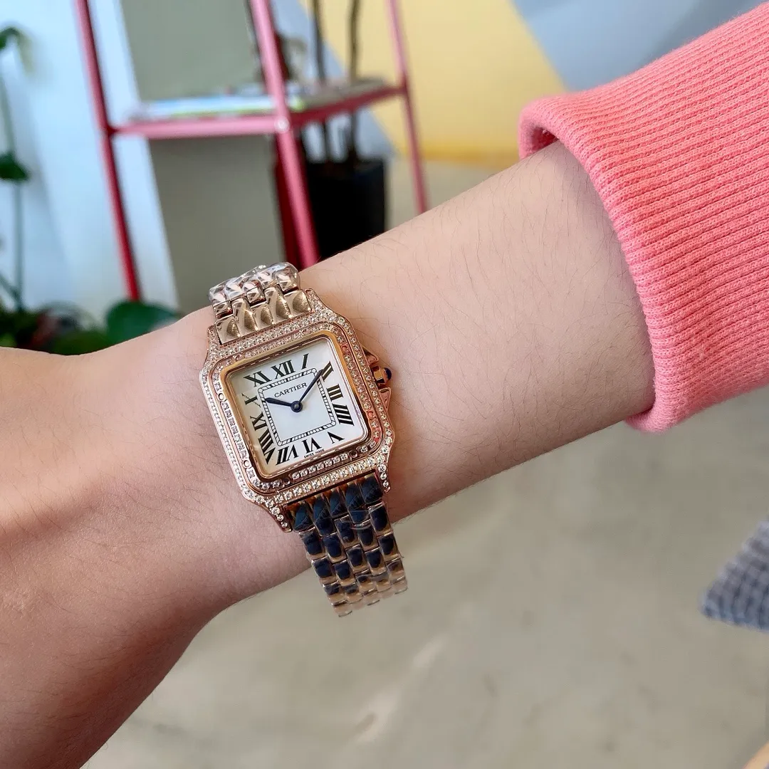【High-end replica】💰1240! Cartier Panthère de Cartier cheetah watch, gorgeous and unruly, is the aesthetic style conveyed by Panthère de Cartier cheetah. Its lines are smooth, charming, soft and docile on the wrist, as if dancing on the skin. The unique shape highlights a mature, elegant, confident and attractive female image. The case is one-piece, 27mm medium size, equipped with original Swiss quartz movement, 316L stainless steel case, crown set with a synthetic blue spinel, silver-plated dial, sword-shaped blue steel hands