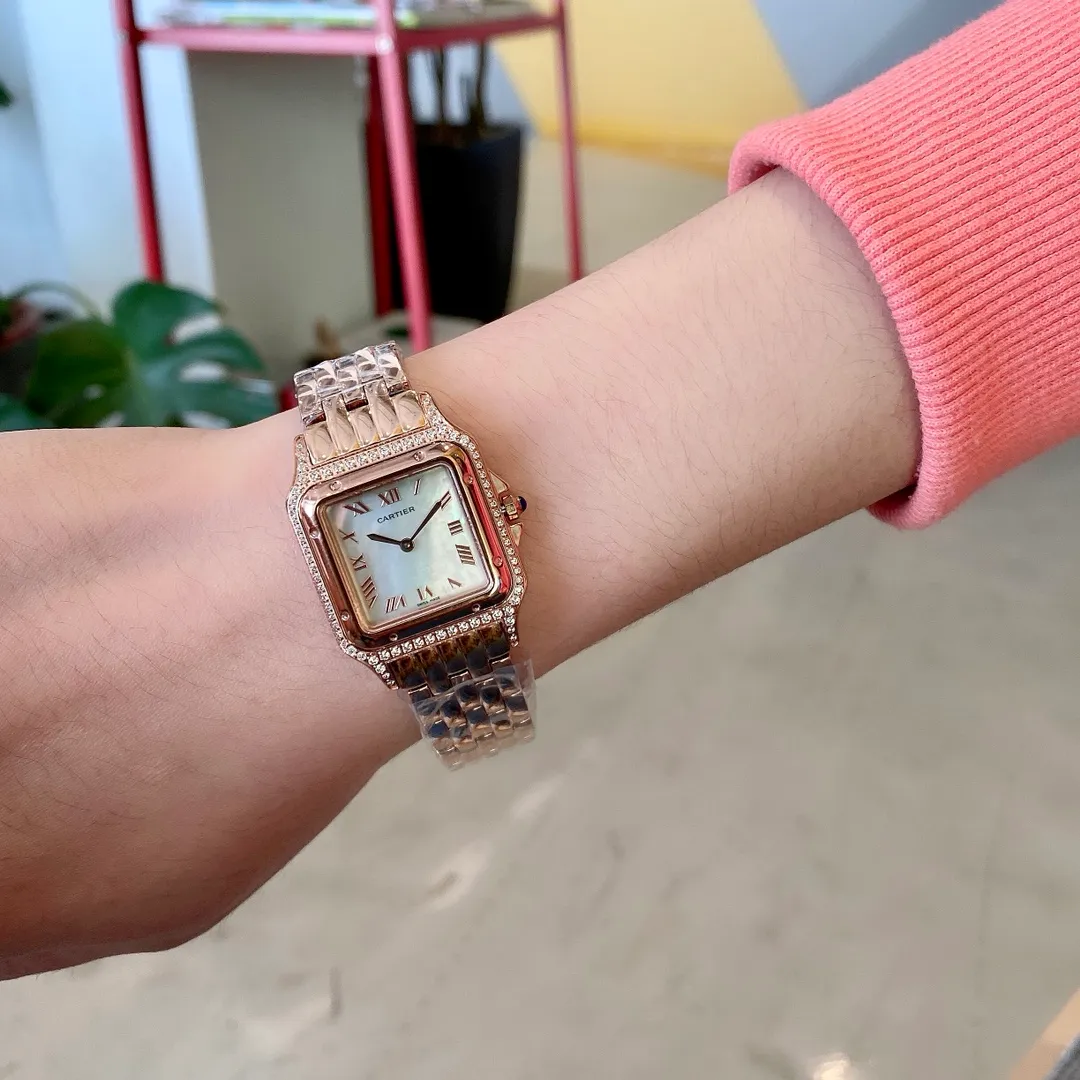 【High-end replica】💰1240! Cartier Panthère de Cartier cheetah watch, gorgeous and unruly, is the aesthetic style conveyed by Panthère de Cartier cheetah. Its lines are smooth, charming, soft and docile on the wrist, as if dancing on the skin. The unique shape highlights a mature, elegant, confident and attractive female image. The case is one-piece, 27mm medium size, equipped with original Swiss quartz movement, 316L stainless steel case, crown set with a synthetic blue spinel, silver-plated dial, sword-shaped blue steel hands