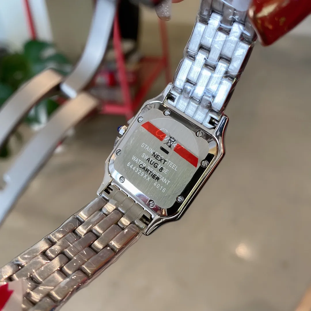 【High-end replica】💰1240! Cartier Panthère de Cartier cheetah watch, gorgeous and unruly, is the aesthetic style conveyed by Panthère de Cartier cheetah. Its lines are smooth, charming, soft and docile on the wrist, as if dancing on the skin. The unique shape highlights a mature, elegant, confident and attractive female image. The case is one-piece, 27mm medium size, equipped with original Swiss quartz movement, 316L stainless steel case, crown set with a synthetic blue spinel, silver-plated dial, sword-shaped blue steel hands