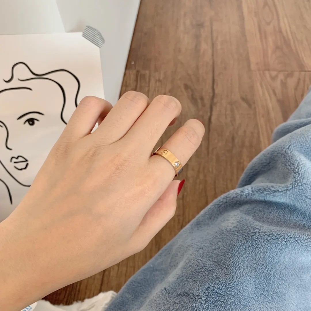 【1:1 replica】💰220 each! The Cartier love ring represents firm and loyal love. It means that two people will always be close to each other. ❤ Give it to yourself, your best friend, your elders, or your husband. It is perfect!!