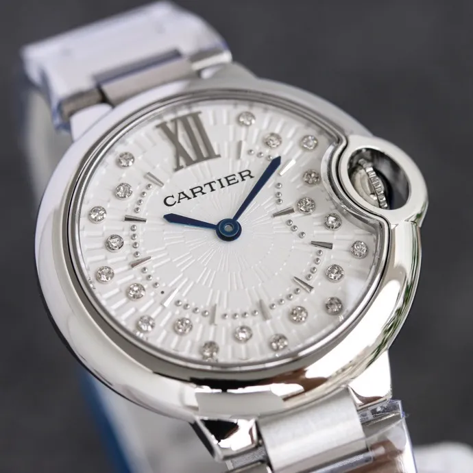 【Taiwan Factory】💰1920! 【Top replica】💰2900! Taiwan Factory Blue Balloon produces a series of Swiss quartz watches with complete sizes of 36mm, 33mm, and 28mm. This series of watches is famous for its delicate style and elegant style in the Cartier watchmaking industry. Of course, this watch must have such characteristics. The color of the stainless steel case makes the watch as light as a balloon, and the blue crown seems to have disobediently deviated from the original planned trajectory, like a playful couple. The Roman numerals on the dial look retro and deep, decorated with guilloche patterns and sword-shaped hands. The entire watch gives people a delicate and considerate feel. Isn’t this what couples need? Built-in: imported Swiss quartz movement, water drop (fish eye bubble) sapphire mirror, highly waterproof, burnt steel blue pointer color, curvature shape of the crown