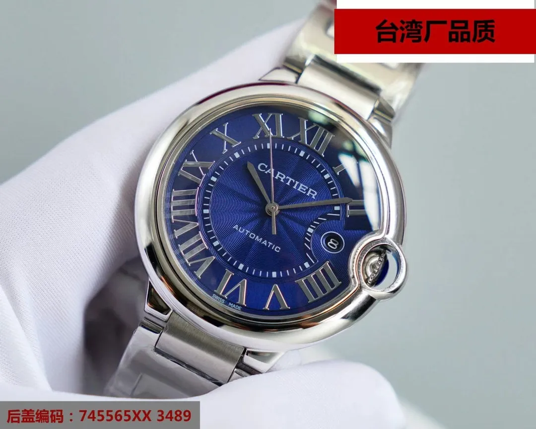 【Top replica】💰2800! This series of watches is famous for its delicate style and elegant style in the Cartier watchmaking industry. Of course, this watch must have such characteristics. The color of the stainless steel case makes the watch as light as a balloon, and the blue crown seems to have disobediently deviated from the original planned trajectory, like a playful couple. The Roman numerals on the dial look retro and deep, decorated with guilloche patterns and sword-shaped hands. The entire watch gives people a delicate and considerate feel. Isn’t this what couples need? Built-in: Japan's Citizen fully automatic machine, also with Swiss quartz, water drop (fish eye bubble) sapphire glass mirror, highly waterproof, burnt steel blue pointer color, curvature shape of the crown