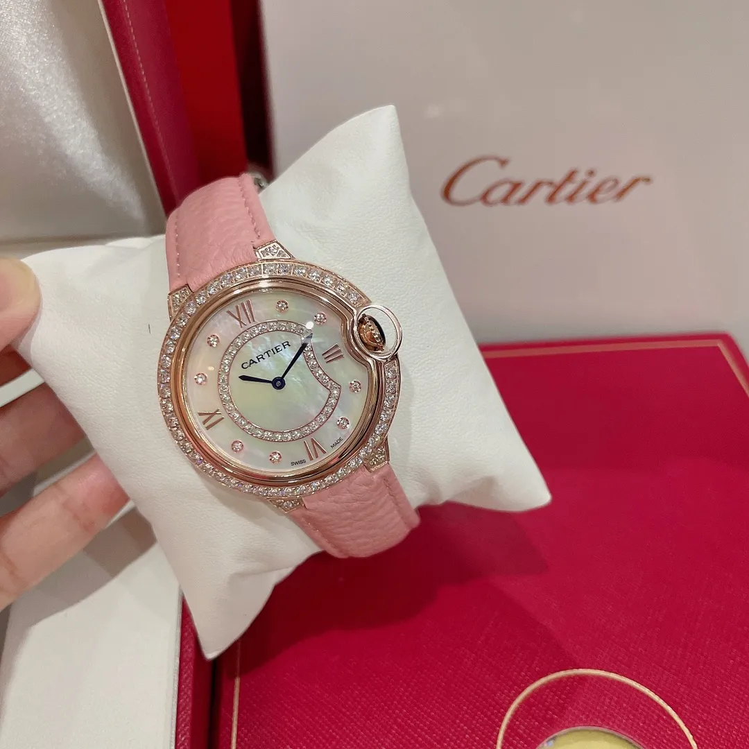 【High-end replica】💰1360! Cartier | The latest model in the Blue Balloon series | If you want to attract attention, go for it (girly pink lychee skin) The healing color is so beautiful ~ ✨The dial is a brand new design, set with 21 brilliant-cut round diamonds, it looks like blooming fireworks from close up and from far away. It is the only watch with a 3D three-dimensional shape on the market. It is highly recognizable and has an integrated arc-shaped touch from top to bottom. It is light and comfortable to wear on the wrist. There are diamonds and gold beads inside the watch. Looking from the side of this watch, the diamonds and gold beads inside are reflected on the convex sapphire glass. Watch it carefully and shake it gently. From multiple angles, it seems like stars are twinkling and dazzling. It feels like you are falling into the vast starry sky, giving people an infinite reverie. The size is 36mm, so look for exclusive high quality!