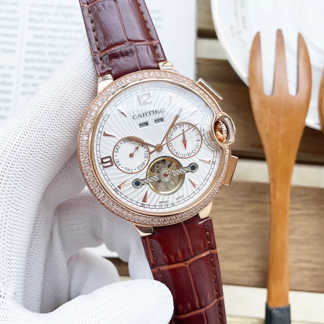 【High-end replica】💰1720! Cartier's premium men's watch, with its multi-functional flywheel perpetual calendar design and luxurious diamond bezel, is distinguished and elegant, with gentlemanly style and excellent quality. It is a hot seller all over the city. Using fully automatic mechanical movement, top-grade 316 stainless steel case, imported calfskin strap, mineral super mirror, size 46*15