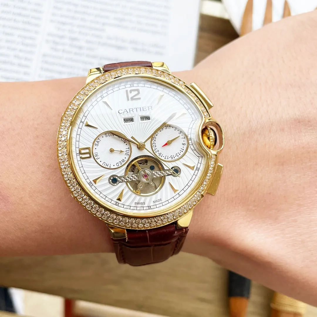 【High-end replica】💰1720! Cartier's premium men's watch, with its multi-functional flywheel perpetual calendar design and luxurious diamond bezel, is distinguished and elegant, with gentlemanly style and excellent quality. It is a hot seller all over the city. Using fully automatic mechanical movement, top-grade 316 stainless steel case, imported calfskin strap, mineral super mirror, size 46*15