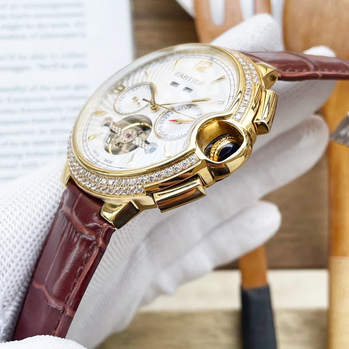 【High-end replica】💰1720! Cartier's premium men's watch, with its multi-functional flywheel perpetual calendar design and luxurious diamond bezel, is distinguished and elegant, with gentlemanly style and excellent quality. It is a hot seller all over the city. Using fully automatic mechanical movement, top-grade 316 stainless steel case, imported calfskin strap, mineral super mirror, size 46*15
