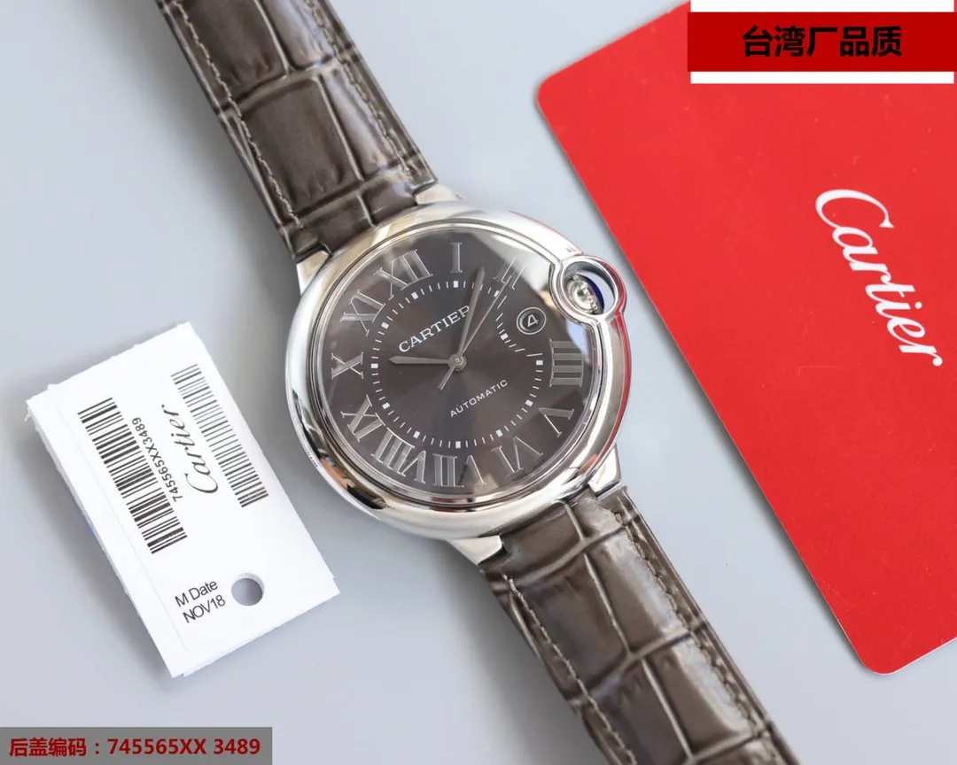 Taiwan factory blue balloon V12 version, 42 size 8215 Japanese machine, (look for the bottom cover code 745565xx3489), this series of watches is famous for its delicate style and elegant style in the Cartier watchmaking industry. Of course, this watch must have such characteristics. The color of the stainless steel case makes the watch as light as a balloon, and the blue crown seems to have disobediently deviated from the original planned trajectory, like a playful couple. The Roman numerals on the dial look retro and deep, decorated with guilloche patterns and sword-shaped hands. The entire watch gives people a delicate and considerate feel. Isn’t this what couples need? Built-in: Japan's Citizen fully automatic machine, also with Swiss quartz, water drop (fish eye bubble) sapphire glass mirror, highly waterproof, burnt steel blue pointer color, curvature shape of the crown