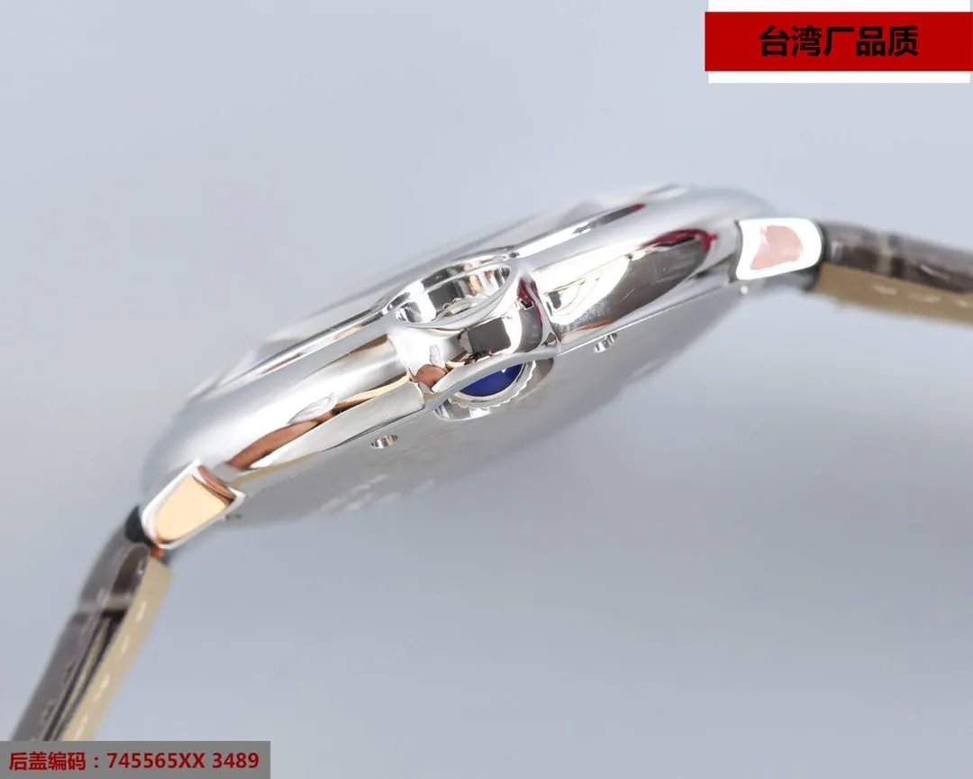 Taiwan factory blue balloon V12 version, 42 size 8215 Japanese machine, (look for the bottom cover code 745565xx3489), this series of watches is famous for its delicate style and elegant style in the Cartier watchmaking industry. Of course, this watch must have such characteristics. The color of the stainless steel case makes the watch as light as a balloon, and the blue crown seems to have disobediently deviated from the original planned trajectory, like a playful couple. The Roman numerals on the dial look retro and deep, decorated with guilloche patterns and sword-shaped hands. The entire watch gives people a delicate and considerate feel. Isn’t this what couples need? Built-in: Japan's Citizen fully automatic machine, also with Swiss quartz, water drop (fish eye bubble) sapphire glass mirror, highly waterproof, burnt steel blue pointer color, curvature shape of the crown