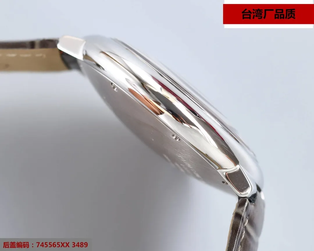 Taiwan factory blue balloon V12 version, 42 size 8215 Japanese machine, (look for the bottom cover code 745565xx3489), this series of watches is famous for its delicate style and elegant style in the Cartier watchmaking industry. Of course, this watch must have such characteristics. The color of the stainless steel case makes the watch as light as a balloon, and the blue crown seems to have disobediently deviated from the original planned trajectory, like a playful couple. The Roman numerals on the dial look retro and deep, decorated with guilloche patterns and sword-shaped hands. The entire watch gives people a delicate and considerate feel. Isn’t this what couples need? Built-in: Japan's Citizen fully automatic machine, also with Swiss quartz, water drop (fish eye bubble) sapphire glass mirror, highly waterproof, burnt steel blue pointer color, curvature shape of the crown