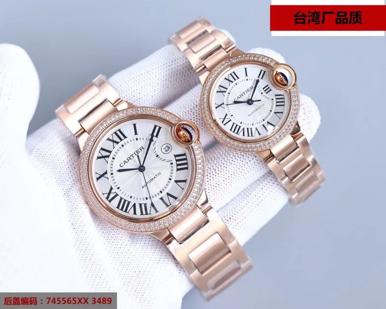 [Top replica] 💰2400 yuan each! The Cartier Blue Balloon V12 version produced in Taiwan is equipped with imported Swiss 2836 movement. This series of watches is famous for its delicate style and elegant style in the Cartier watchmaking industry. Of course, this watch must have such characteristics. The color of the stainless steel case makes the watch as light as a balloon, and the blue crown seems to have disobediently deviated from the original planned trajectory, like a playful couple. The Roman numerals on the dial look retro and deep, decorated with guilloche patterns and sword-shaped hands. The entire watch gives people a delicate and considerate feel. Isn’t this what couples need? Built-in: Imported Swiss 2836 movement, also with Swiss quartz, water drop (fish eye bubble) sapphire glass mirror, depth waterproof to 200 meters, burnt steel blue pointer color, curvature shape of the crown