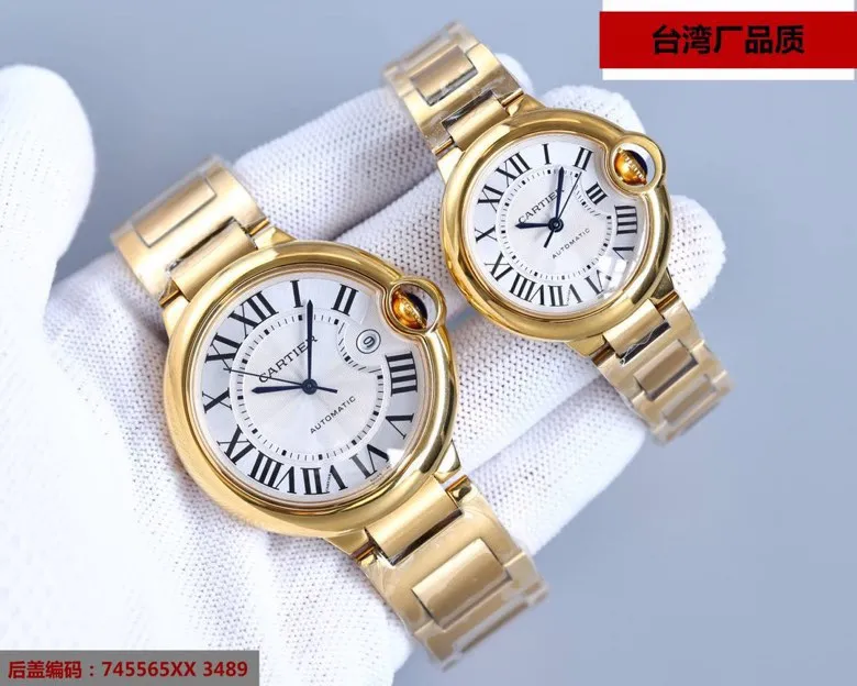 [Top replica] 💰2400 yuan each! The Cartier Blue Balloon V12 version produced in Taiwan is equipped with imported Swiss 2836 movement. This series of watches is famous for its delicate style and elegant style in the Cartier watchmaking industry. Of course, this watch must have such characteristics. The color of the stainless steel case makes the watch as light as a balloon, and the blue crown seems to have disobediently deviated from the original planned trajectory, like a playful couple. The Roman numerals on the dial look retro and deep, decorated with guilloche patterns and sword-shaped hands. The entire watch gives people a delicate and considerate feel. Isn’t this what couples need? Built-in: Imported Swiss 2836 movement, also with Swiss quartz, water drop (fish eye bubble) sapphire glass mirror, depth waterproof to 200 meters, burnt steel blue pointer color, curvature shape of the crown