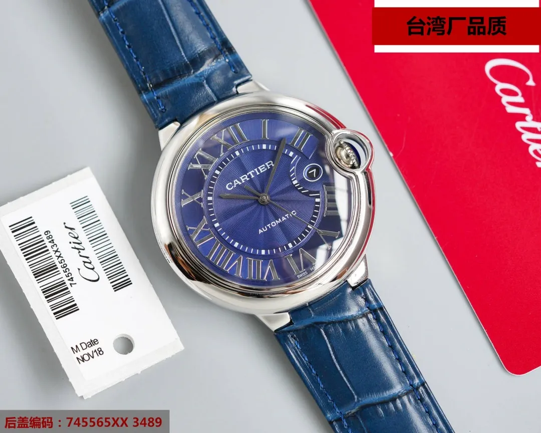 【High-end replica】💰1720! Taiwan-made Blue Balloon V6 version, 42-size imported Swiss 2836 machine. This series of watches is famous for its delicate style and elegant style in the Cartier watchmaking industry. Of course, this watch must have such characteristics. The color of the stainless steel case makes the watch as light as a balloon, and the blue crown seems to have disobediently deviated from the original planned trajectory, like a playful couple. The Roman numerals on the dial look retro and deep, decorated with guilloche patterns and sword-shaped hands. The entire watch gives people a delicate and considerate feel. Isn’t this what couples need? Built-in: Japan's Citizen fully automatic machine, also with Swiss quartz, water drop (fish eye bubble) sapphire glass mirror, highly waterproof, burnt steel blue pointer color, curvature shape of the crown