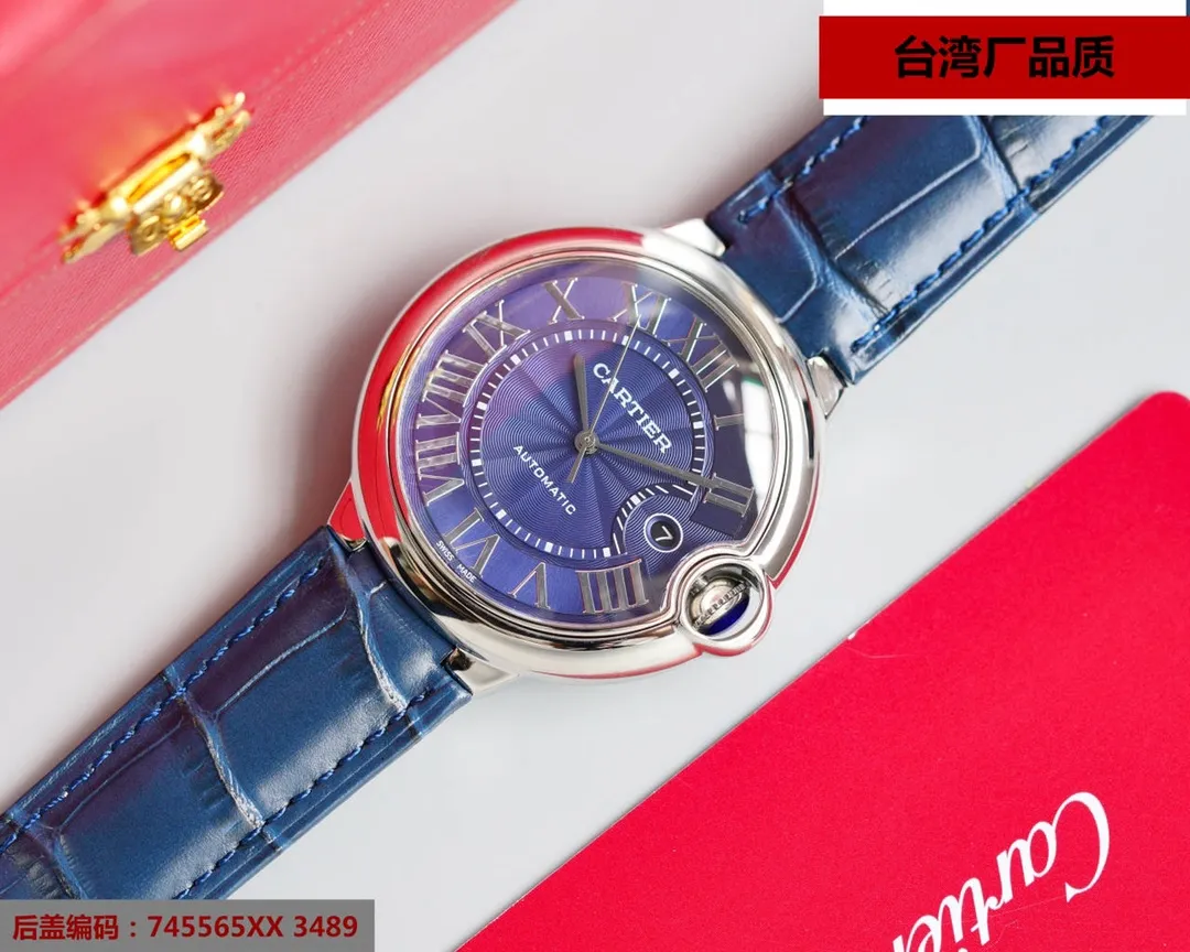 【High-end replica】💰1720! Taiwan-made Blue Balloon V6 version, 42-size imported Swiss 2836 machine. This series of watches is famous for its delicate style and elegant style in the Cartier watchmaking industry. Of course, this watch must have such characteristics. The color of the stainless steel case makes the watch as light as a balloon, and the blue crown seems to have disobediently deviated from the original planned trajectory, like a playful couple. The Roman numerals on the dial look retro and deep, decorated with guilloche patterns and sword-shaped hands. The entire watch gives people a delicate and considerate feel. Isn’t this what couples need? Built-in: Japan's Citizen fully automatic machine, also with Swiss quartz, water drop (fish eye bubble) sapphire glass mirror, highly waterproof, burnt steel blue pointer color, curvature shape of the crown