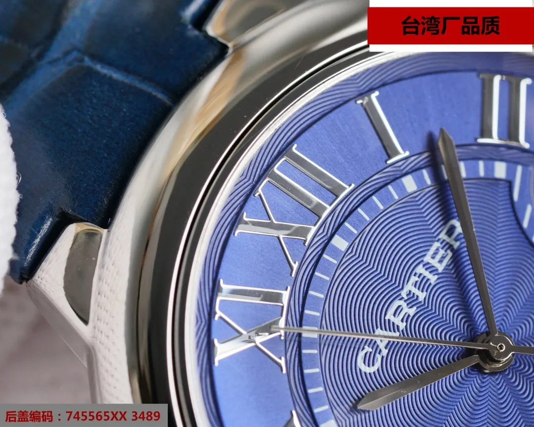 【High-end replica】💰1720! Taiwan-made Blue Balloon V6 version, 42-size imported Swiss 2836 machine. This series of watches is famous for its delicate style and elegant style in the Cartier watchmaking industry. Of course, this watch must have such characteristics. The color of the stainless steel case makes the watch as light as a balloon, and the blue crown seems to have disobediently deviated from the original planned trajectory, like a playful couple. The Roman numerals on the dial look retro and deep, decorated with guilloche patterns and sword-shaped hands. The entire watch gives people a delicate and considerate feel. Isn’t this what couples need? Built-in: Japan's Citizen fully automatic machine, also with Swiss quartz, water drop (fish eye bubble) sapphire glass mirror, highly waterproof, burnt steel blue pointer color, curvature shape of the crown