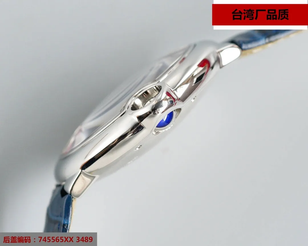 【High-end replica】💰1720! Taiwan-made Blue Balloon V6 version, 42-size imported Swiss 2836 machine. This series of watches is famous for its delicate style and elegant style in the Cartier watchmaking industry. Of course, this watch must have such characteristics. The color of the stainless steel case makes the watch as light as a balloon, and the blue crown seems to have disobediently deviated from the original planned trajectory, like a playful couple. The Roman numerals on the dial look retro and deep, decorated with guilloche patterns and sword-shaped hands. The entire watch gives people a delicate and considerate feel. Isn’t this what couples need? Built-in: Japan's Citizen fully automatic machine, also with Swiss quartz, water drop (fish eye bubble) sapphire glass mirror, highly waterproof, burnt steel blue pointer color, curvature shape of the crown