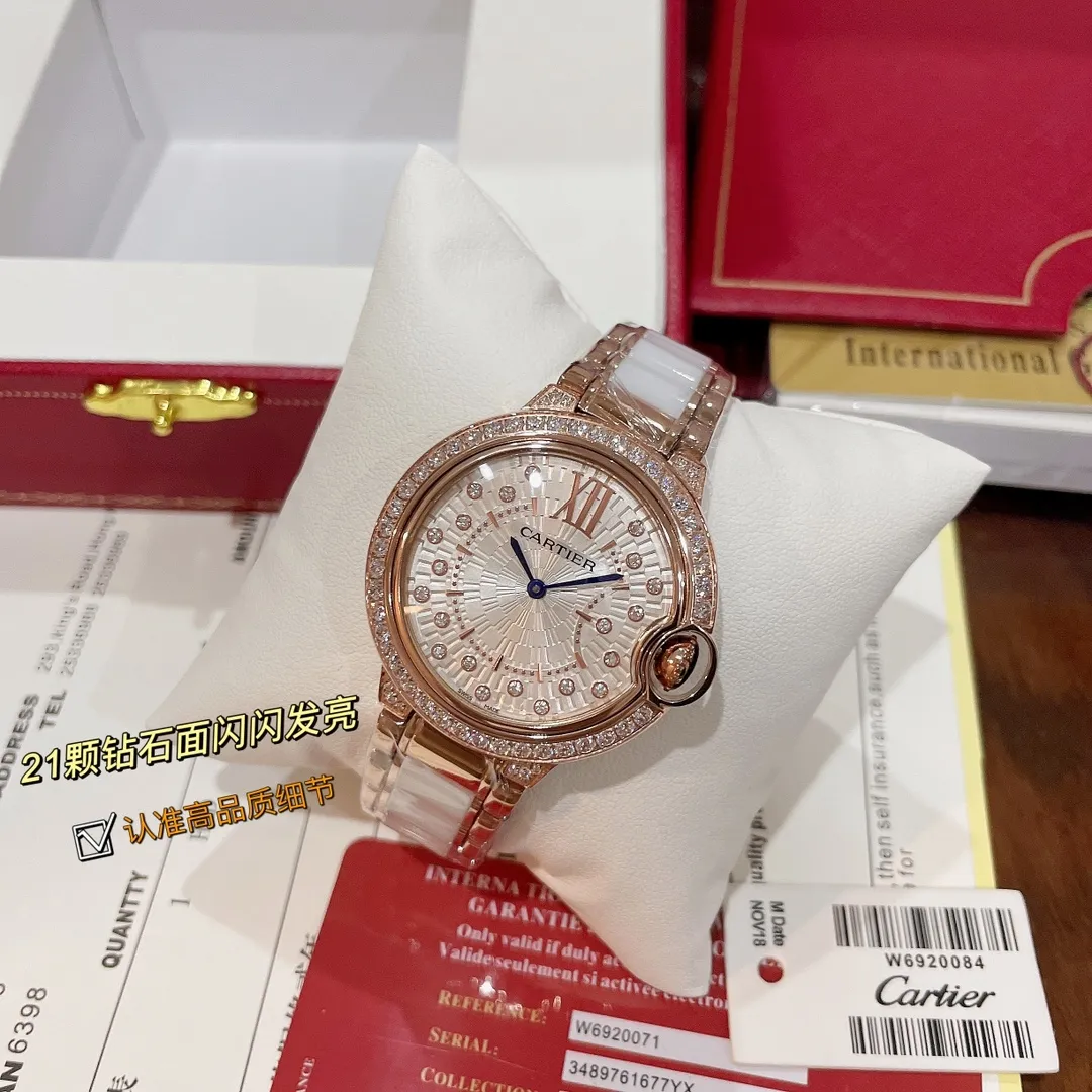 【High-end replica】💰1440! Cartier | The latest model in the Blue Balloon series | If you want to attract attention, go for it (look for the high-end version with full 💎 faces) ✨The dial is a brand-new design, inlaid with 21 brilliant-cut round diamonds, which look like fireworks when viewed from a distance. It is the only watch with a 3D three-dimensional shape on the market. It is highly recognizable and has an integrated arc-shaped touch from top to bottom. It is light and comfortable to wear on the wrist. There are diamonds and gold beads inside the watch. Looking from the side of this watch, the diamonds and gold beads inside are reflected on the convex sapphire glass. Watch it carefully and shake it gently. From multiple angles, it seems like stars are twinkling and dazzling. It feels like you are falling into the vast starry sky, giving people an infinite reverie. Swiss quartz size 36mm, exclusive and high quality!