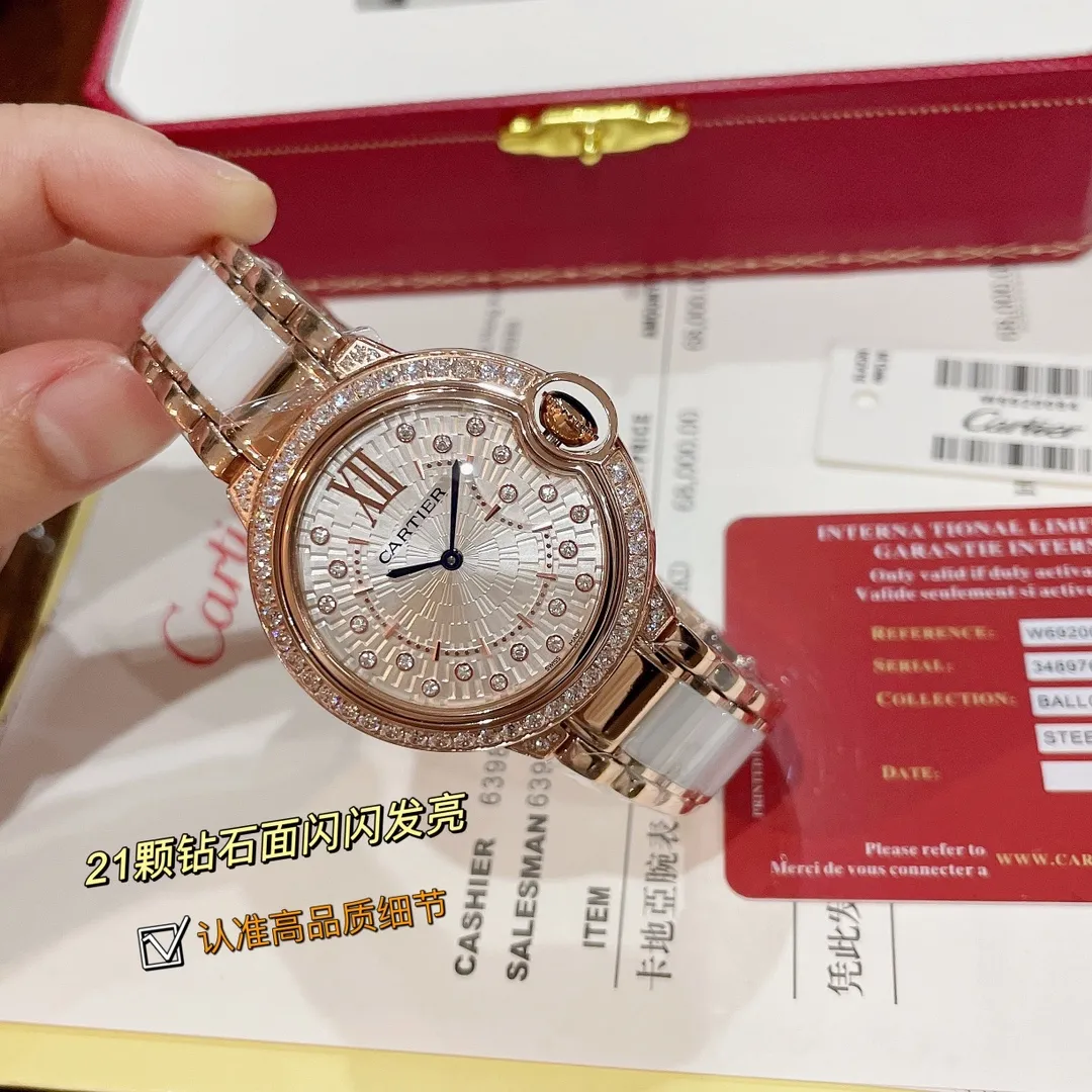 【High-end replica】💰1440! Cartier | The latest model in the Blue Balloon series | If you want to attract attention, go for it (look for the high-end version with full 💎 faces) ✨The dial is a brand-new design, inlaid with 21 brilliant-cut round diamonds, which look like fireworks when viewed from a distance. It is the only watch with a 3D three-dimensional shape on the market. It is highly recognizable and has an integrated arc-shaped touch from top to bottom. It is light and comfortable to wear on the wrist. There are diamonds and gold beads inside the watch. Looking from the side of this watch, the diamonds and gold beads inside are reflected on the convex sapphire glass. Watch it carefully and shake it gently. From multiple angles, it seems like stars are twinkling and dazzling. It feels like you are falling into the vast starry sky, giving people an infinite reverie. Swiss quartz size 36mm, exclusive and high quality!