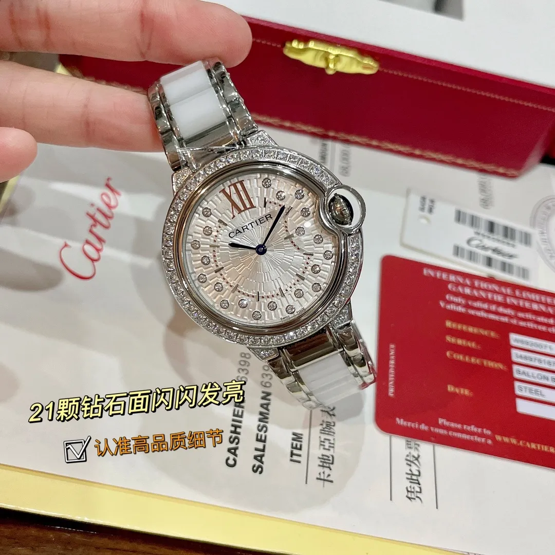 【High-end replica】💰1440! Cartier | The latest model in the Blue Balloon series | If you want to attract attention, go for it (look for the high-end version with full 💎 faces) ✨The dial is a brand-new design, inlaid with 21 brilliant-cut round diamonds, which look like fireworks when viewed from a distance. It is the only watch with a 3D three-dimensional shape on the market. It is highly recognizable and has an integrated arc-shaped touch from top to bottom. It is light and comfortable to wear on the wrist. There are diamonds and gold beads inside the watch. Looking from the side of this watch, the diamonds and gold beads inside are reflected on the convex sapphire glass. Watch it carefully and shake it gently. From multiple angles, it seems like stars are twinkling and dazzling. It feels like you are falling into the vast starry sky, giving people an infinite reverie. Swiss quartz size 36mm, exclusive and high quality!