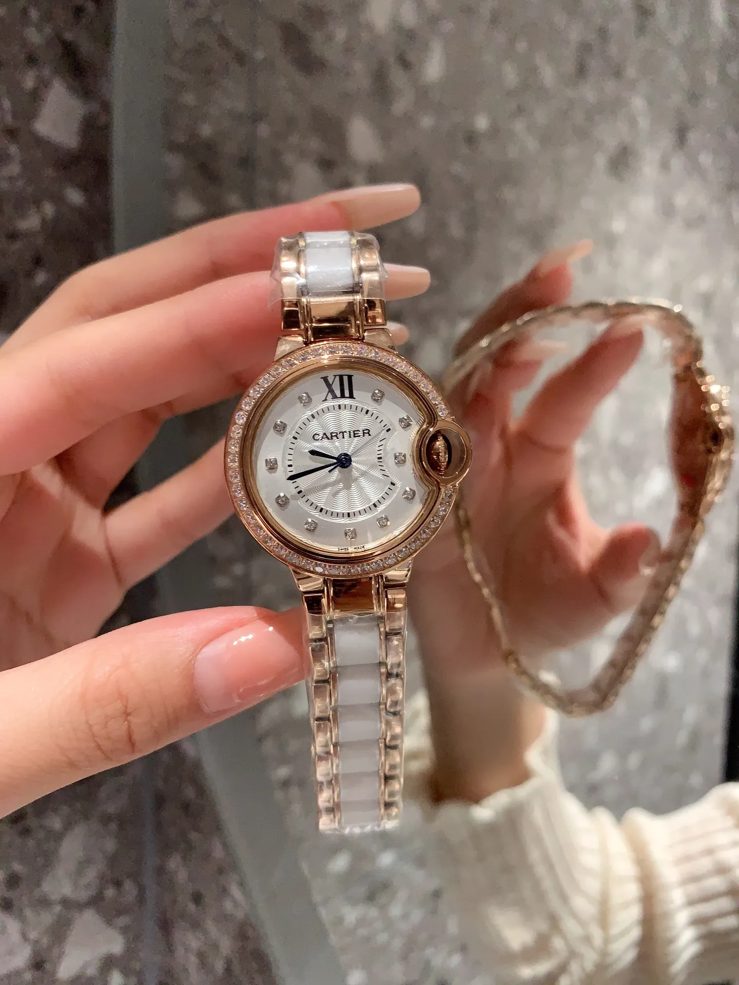 【High-end replica】💰1360! Cartier women's watch Blue Balloon, exquisite 33mm quartz watch, traditional three-hand design, starry sky running, time flowing, special craftsmanship with diamonds, perfect personality, paired with fish-eye glass, accurate travel time