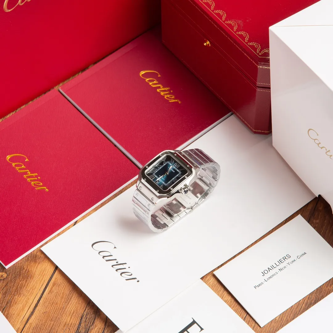 【High-end replica】💰1300! 【Customized all-in-one machine】💰1900! 【Top Replica】💰Private chat! The Cartier Santos de Cartier watch can be said to be the world's first real watch. It has a history of a hundred years. In 1904, Cartier launched a watch that could be worn on the wrist and named it after his close friend Santos. This is the origin of the Santos watch. The so-called "watches" at that time were just some "expedient" watches, which were pocket watches tied to the wrist, with the crown still at 12 o'clock! Santos' pioneering design places the crown at 3 o'clock and inlays a natural spinel on the crown. The blue light has captured the hearts of countless consumers to this day. What I bring to you today is the latest upgraded model of Santos in 2018. It has a new technology upgraded quick-release device. You can remove and remove the strap with just a tap of your hands without any tools. The patented technology is unique, 40mm watch diameter, equipped with original SW200 movement, sapphire glass, 100m waterproof, and shipped with the latest black box from the counter! Great gift for personal use