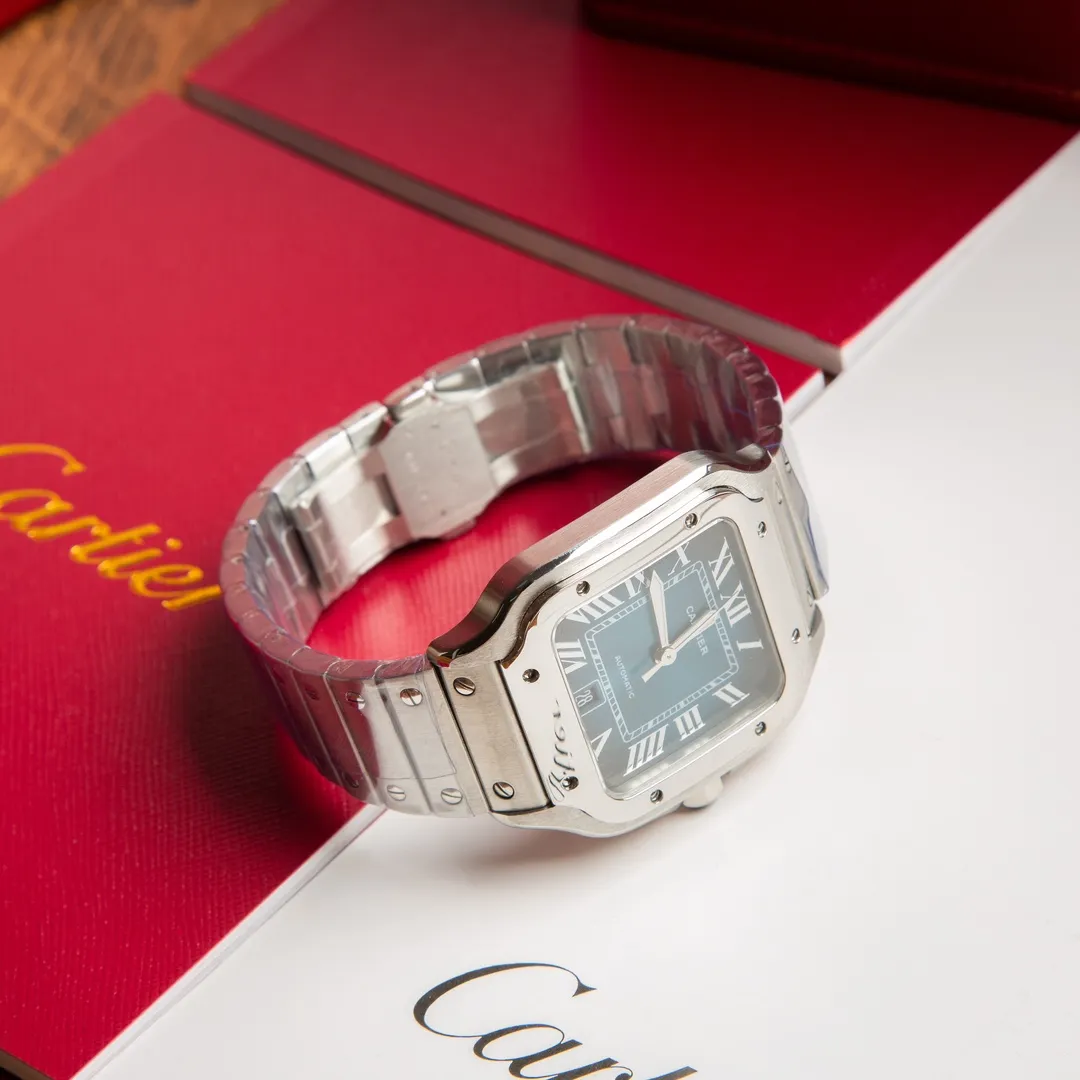 【High-end replica】💰1300! 【Customized all-in-one machine】💰1900! 【Top Replica】💰Private chat! The Cartier Santos de Cartier watch can be said to be the world's first real watch. It has a history of a hundred years. In 1904, Cartier launched a watch that could be worn on the wrist and named it after his close friend Santos. This is the origin of the Santos watch. The so-called "watches" at that time were just some "expedient" watches, which were pocket watches tied to the wrist, with the crown still at 12 o'clock! Santos' pioneering design places the crown at 3 o'clock and inlays a natural spinel on the crown. The blue light has captured the hearts of countless consumers to this day. What I bring to you today is the latest upgraded model of Santos in 2018. It has a new technology upgraded quick-release device. You can remove and remove the strap with just a tap of your hands without any tools. The patented technology is unique, 40mm watch diameter, equipped with original SW200 movement, sapphire glass, 100m waterproof, and shipped with the latest black box from the counter! Great gift for personal use