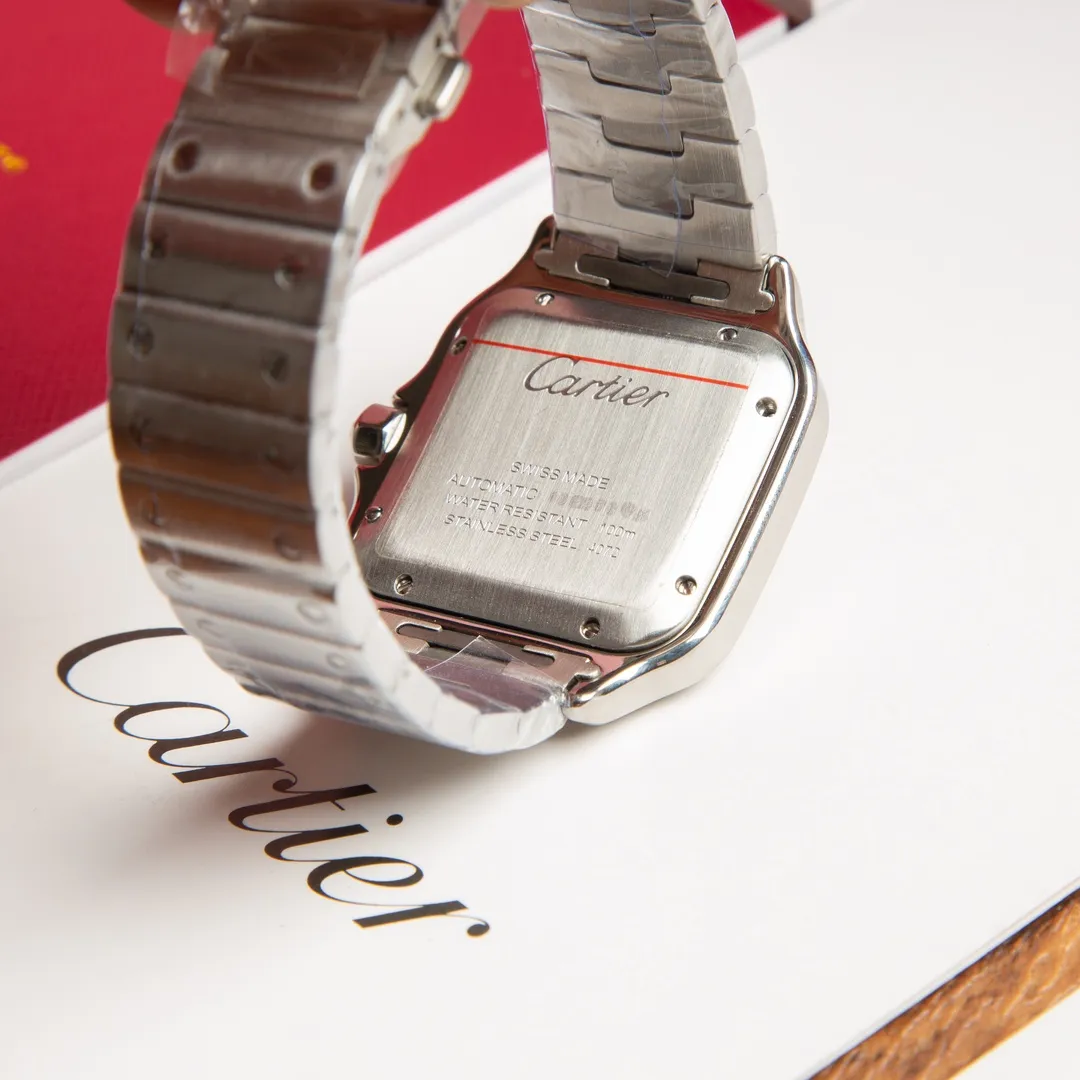 【High-end replica】💰1300! 【Customized all-in-one machine】💰1900! 【Top Replica】💰Private chat! The Cartier Santos de Cartier watch can be said to be the world's first real watch. It has a history of a hundred years. In 1904, Cartier launched a watch that could be worn on the wrist and named it after his close friend Santos. This is the origin of the Santos watch. The so-called "watches" at that time were just some "expedient" watches, which were pocket watches tied to the wrist, with the crown still at 12 o'clock! Santos' pioneering design places the crown at 3 o'clock and inlays a natural spinel on the crown. The blue light has captured the hearts of countless consumers to this day. What I bring to you today is the latest upgraded model of Santos in 2018. It has a new technology upgraded quick-release device. You can remove and remove the strap with just a tap of your hands without any tools. The patented technology is unique, 40mm watch diameter, equipped with original SW200 movement, sapphire glass, 100m waterproof, and shipped with the latest black box from the counter! Great gift for personal use